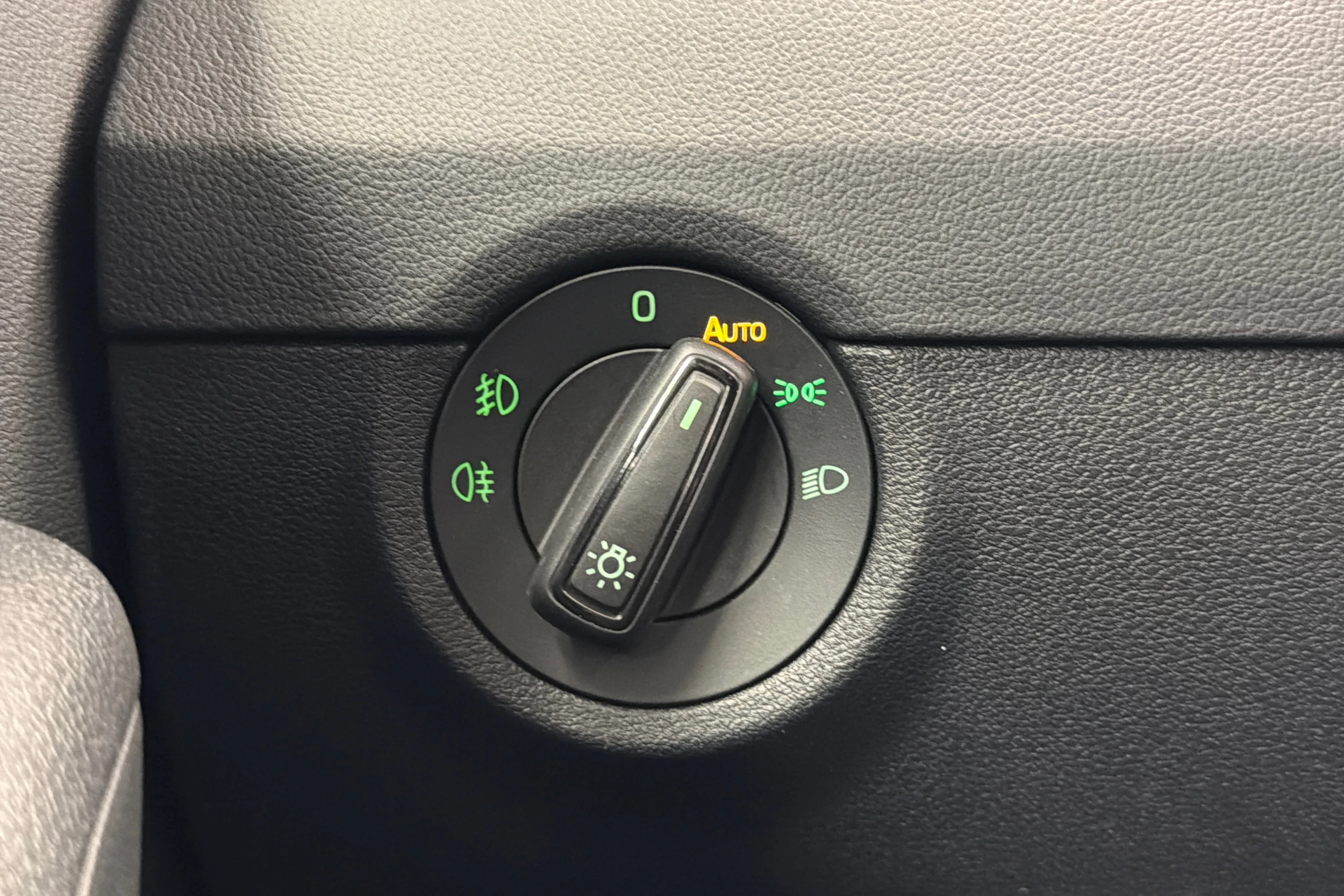 musta Skoda Octavia 2018 kuva 19.