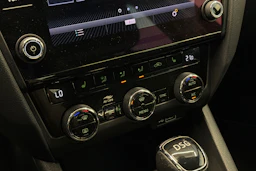 musta Skoda Octavia 2018 kuva 22.