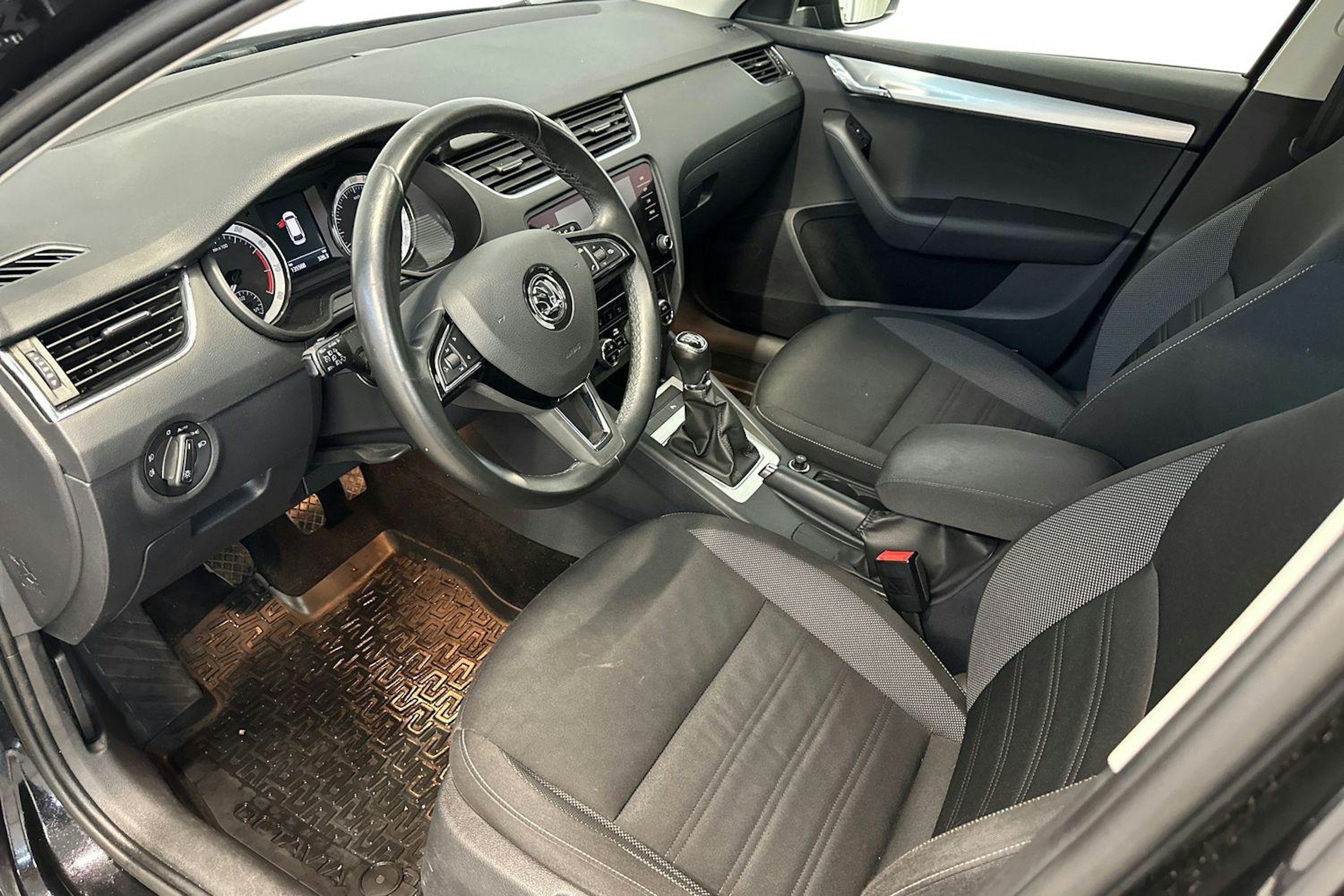 musta Skoda Octavia 2018 kuva 6.