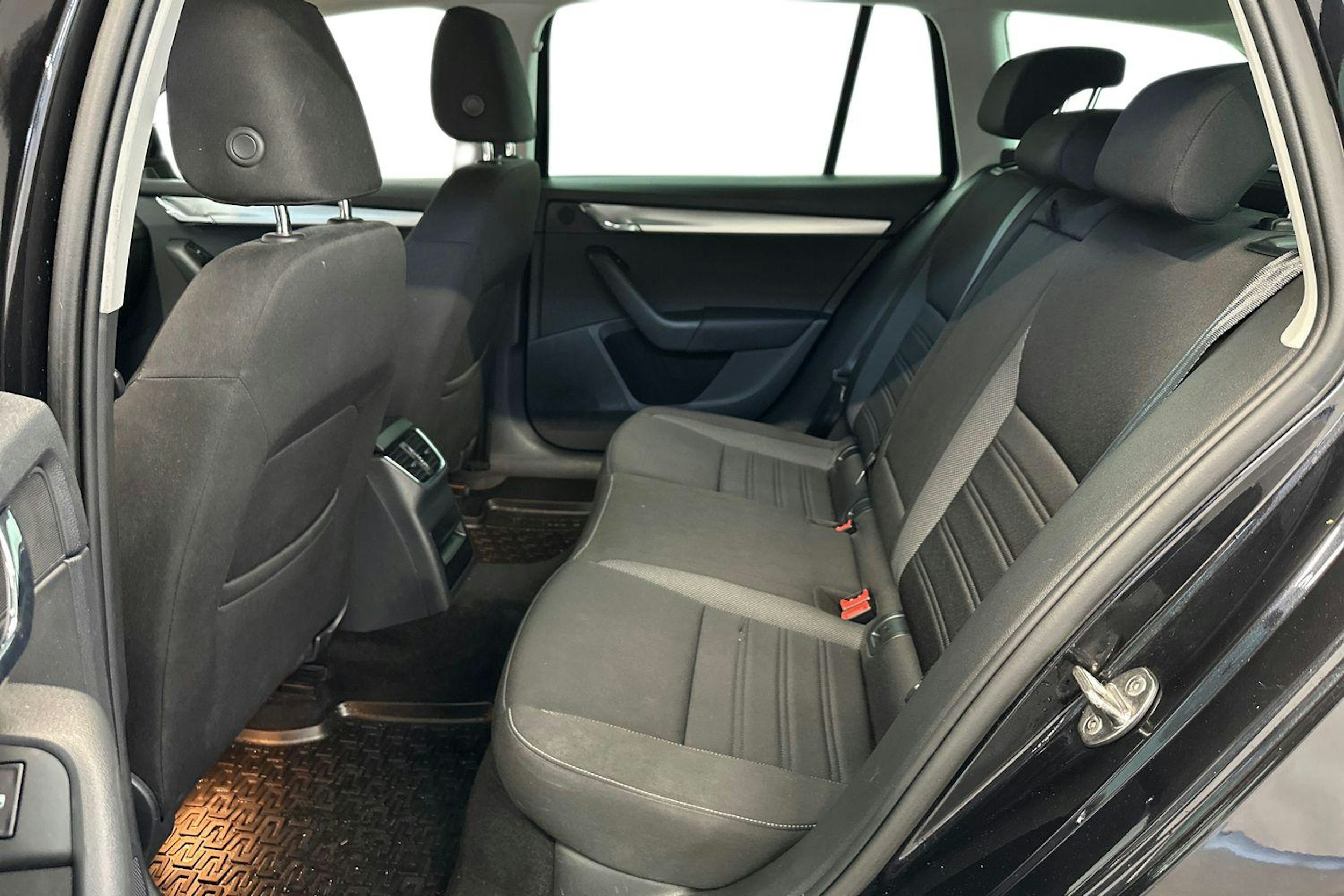 musta Skoda Octavia 2018 kuva 8.