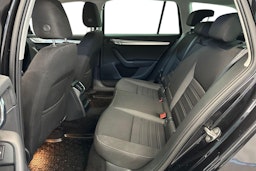 musta Skoda Octavia 2018 kuva 8.
