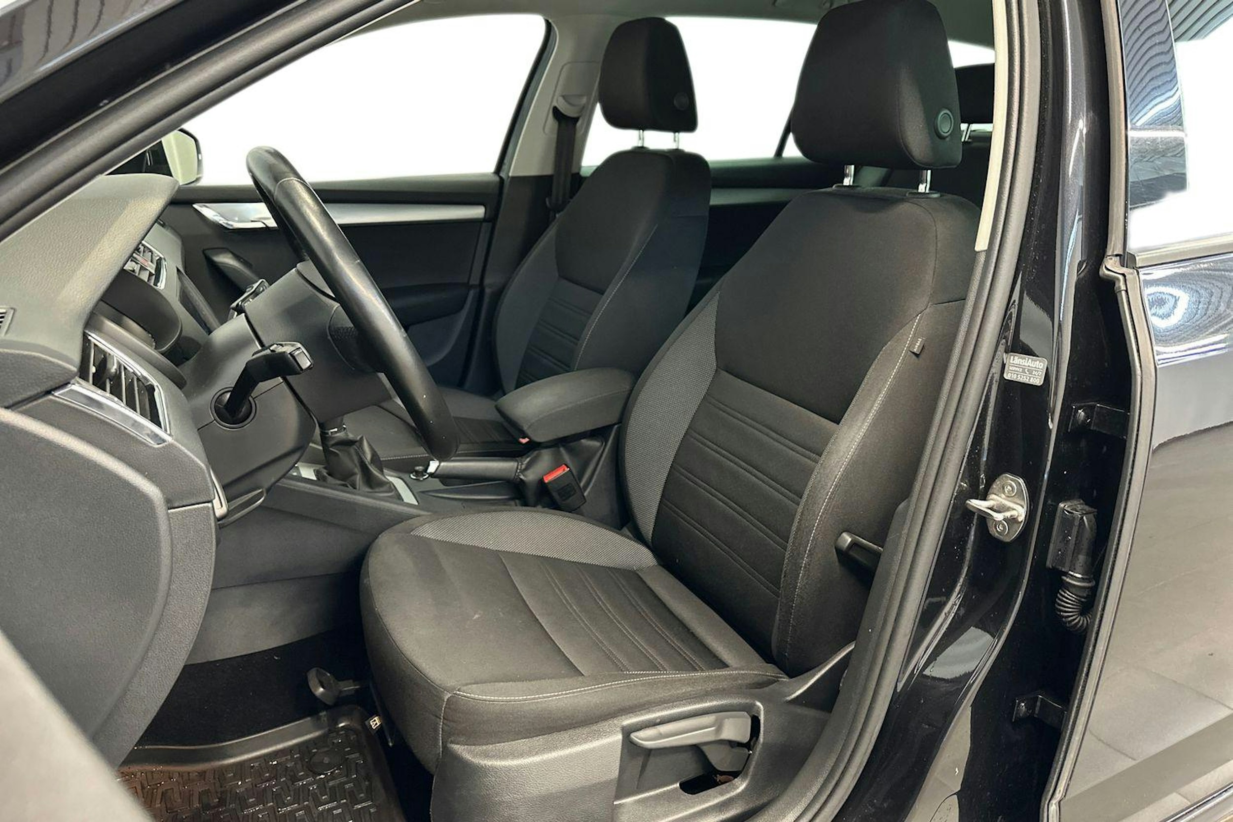 musta Skoda Octavia 2018 kuva 9.