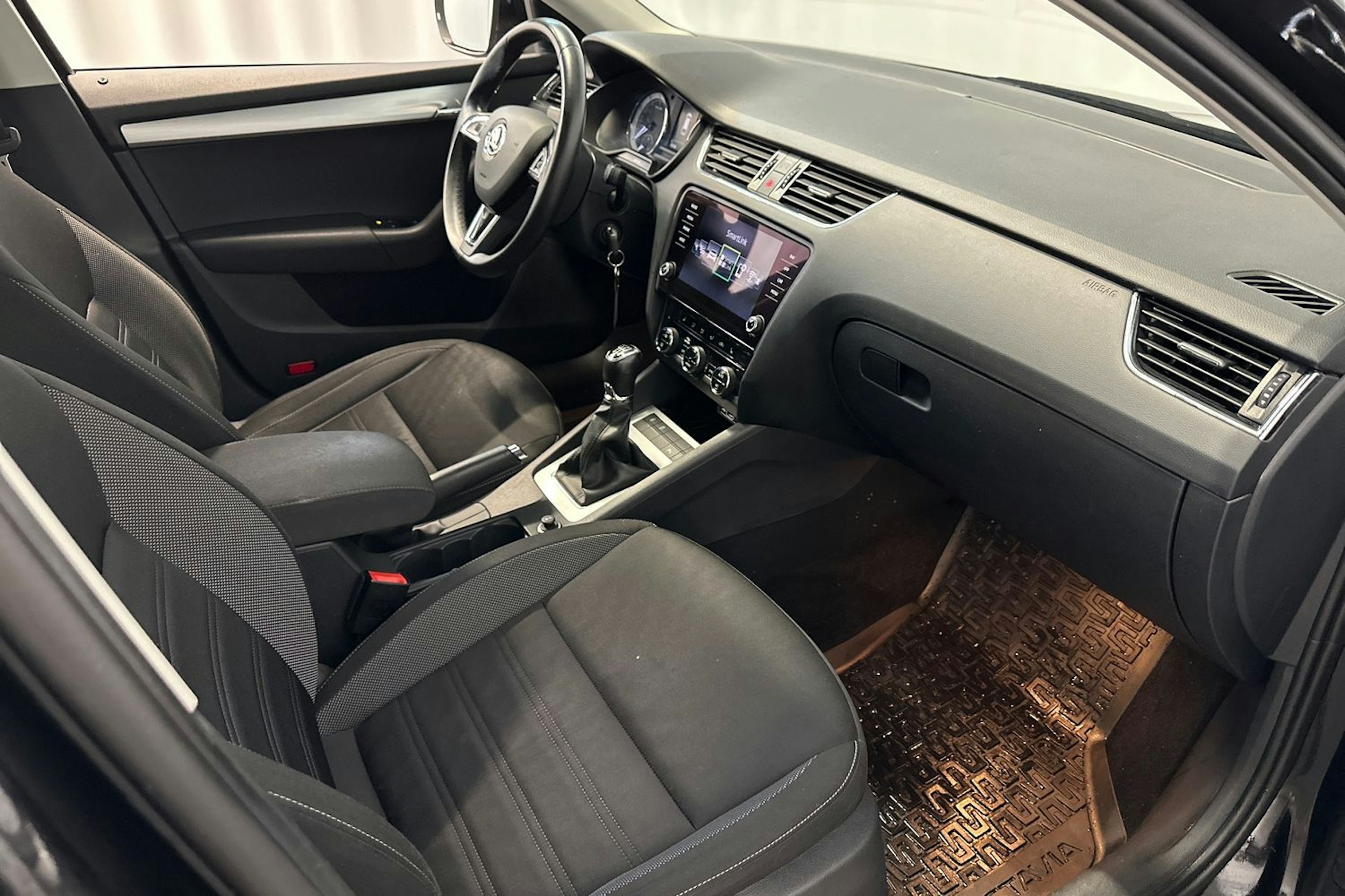 musta Skoda Octavia 2018 kuva 11.