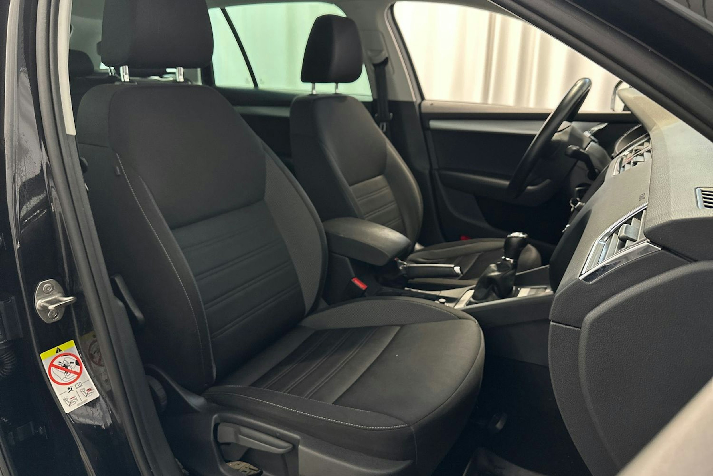 musta Skoda Octavia 2018 kuva 12.