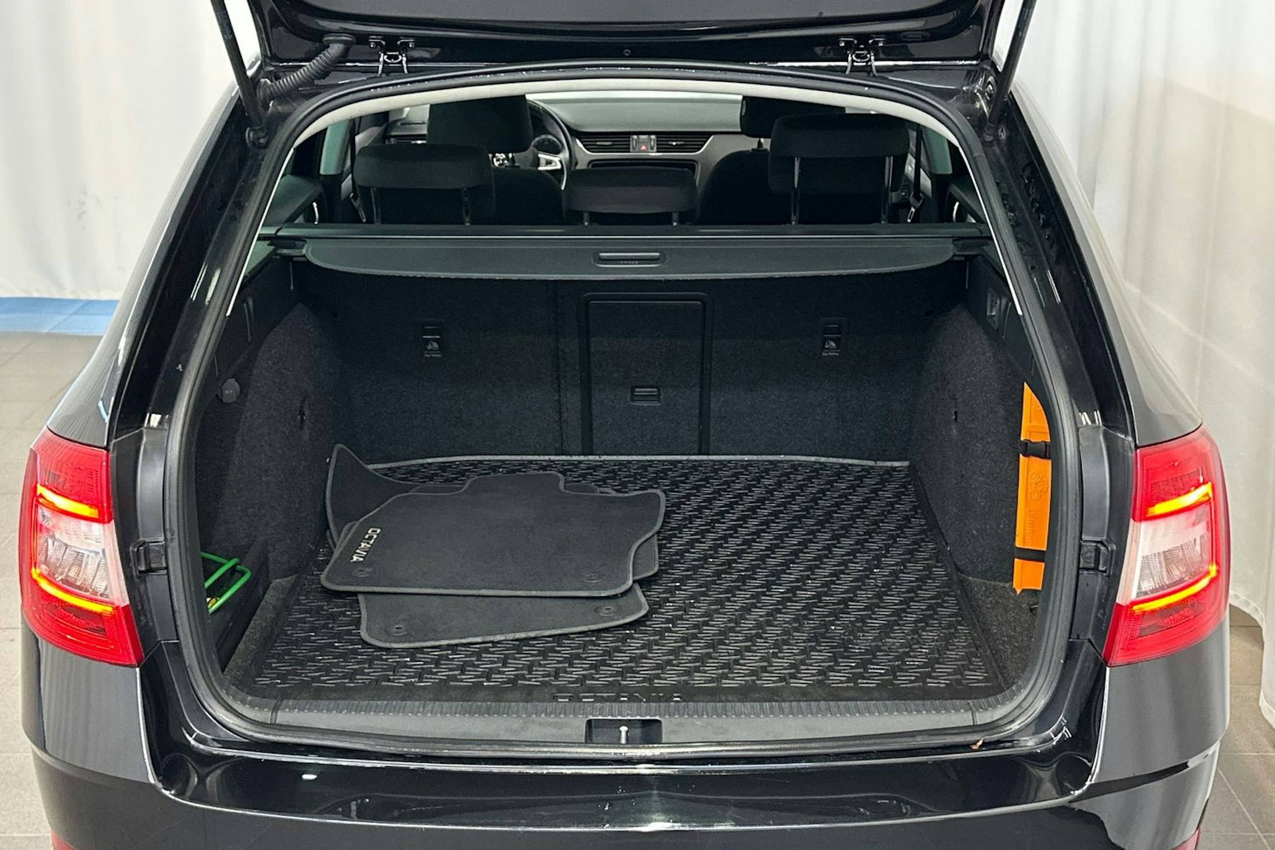 musta Skoda Octavia 2018 kuva 13.