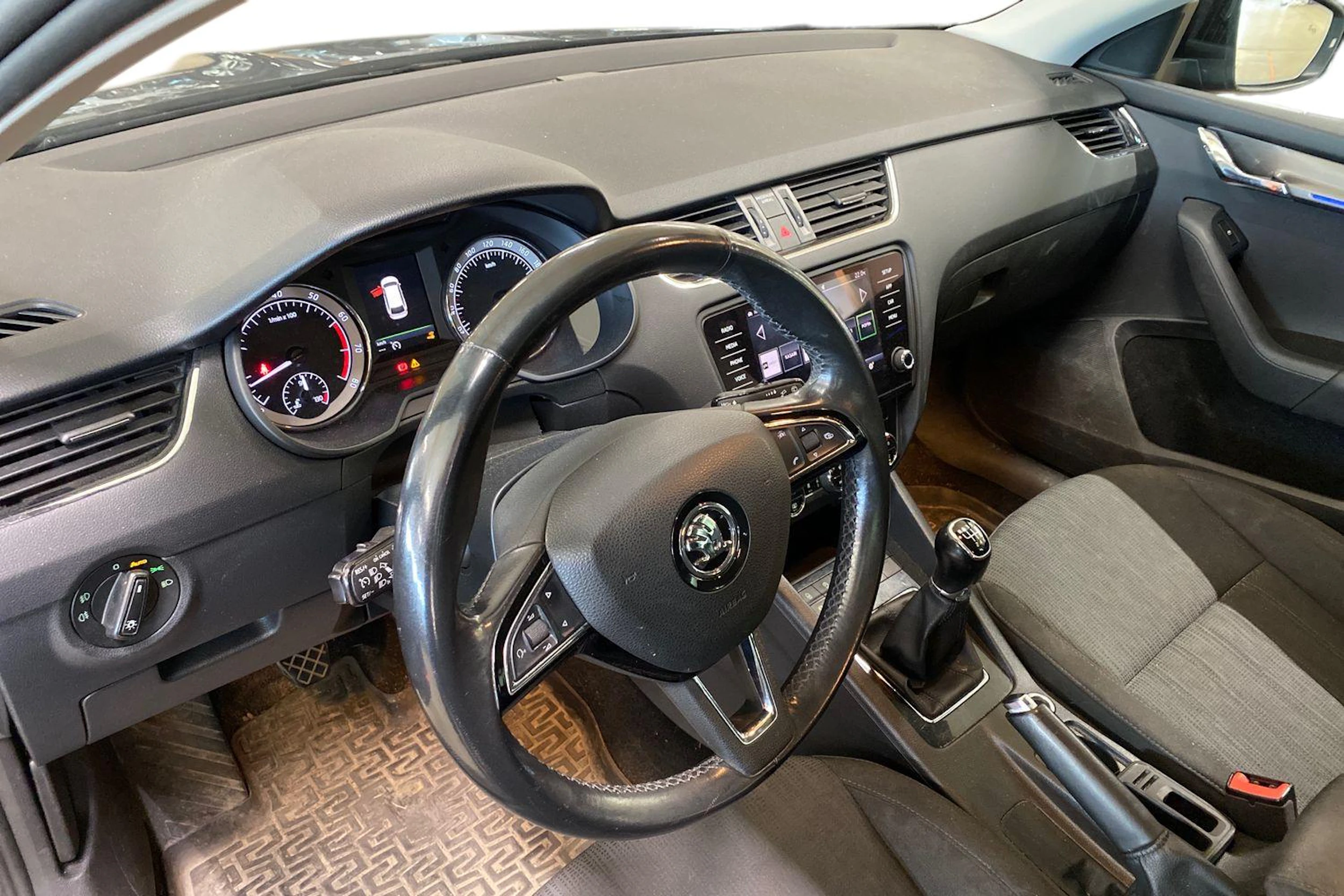 musta Skoda Octavia 2018 kuva 3.