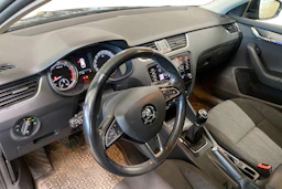 musta Skoda Octavia 2018 kuva 3.