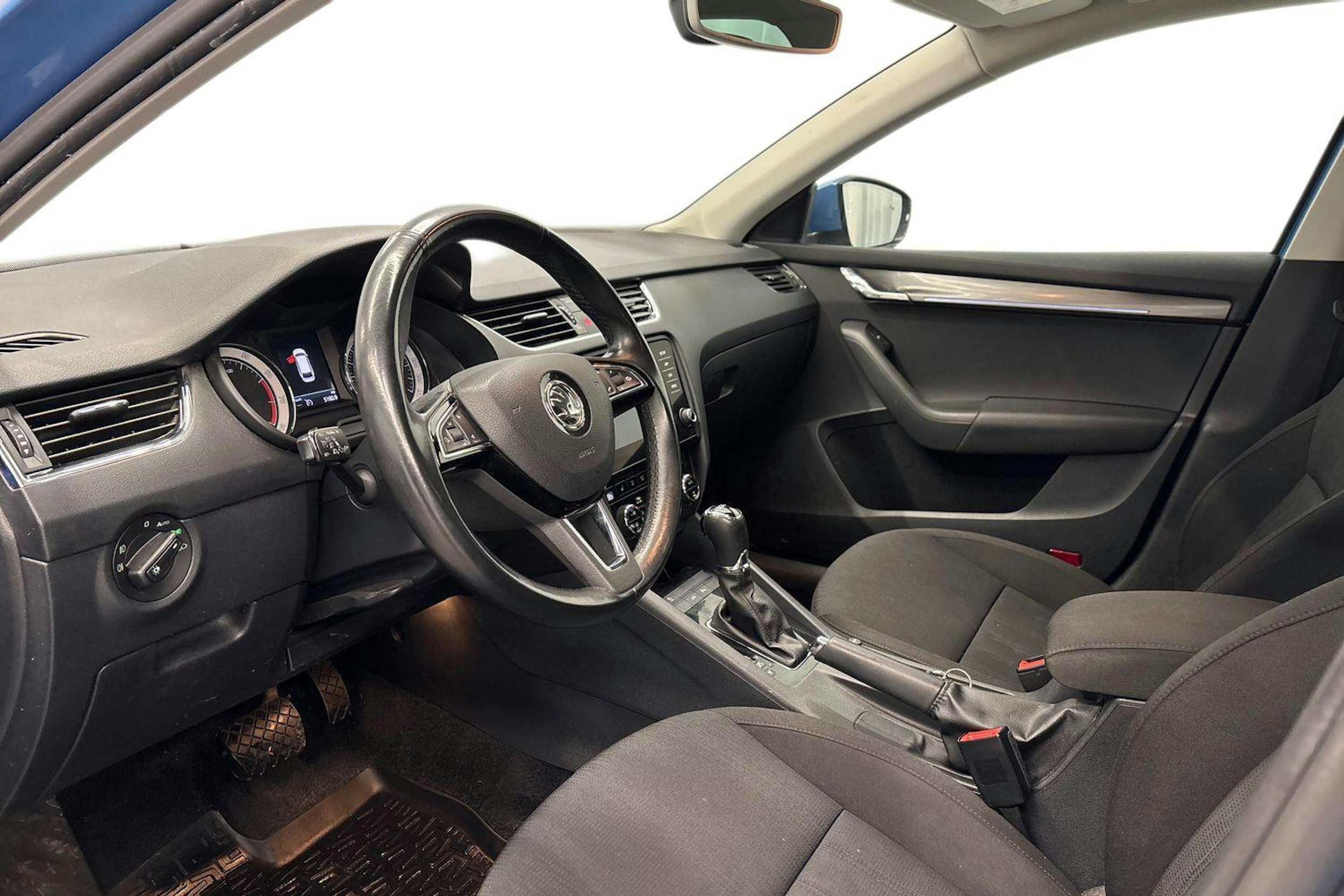 sininen Skoda Octavia 2018 kuva 7.
