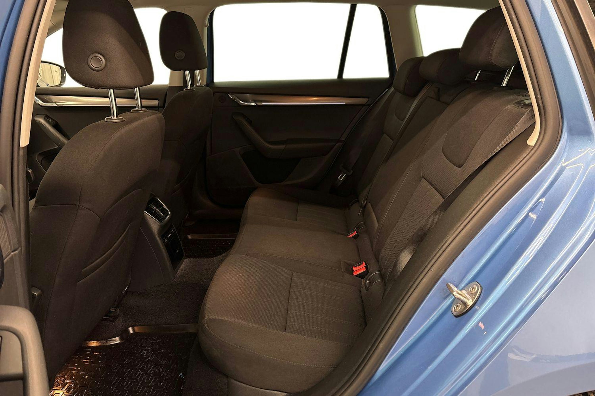 sininen Skoda Octavia 2018 kuva 10.