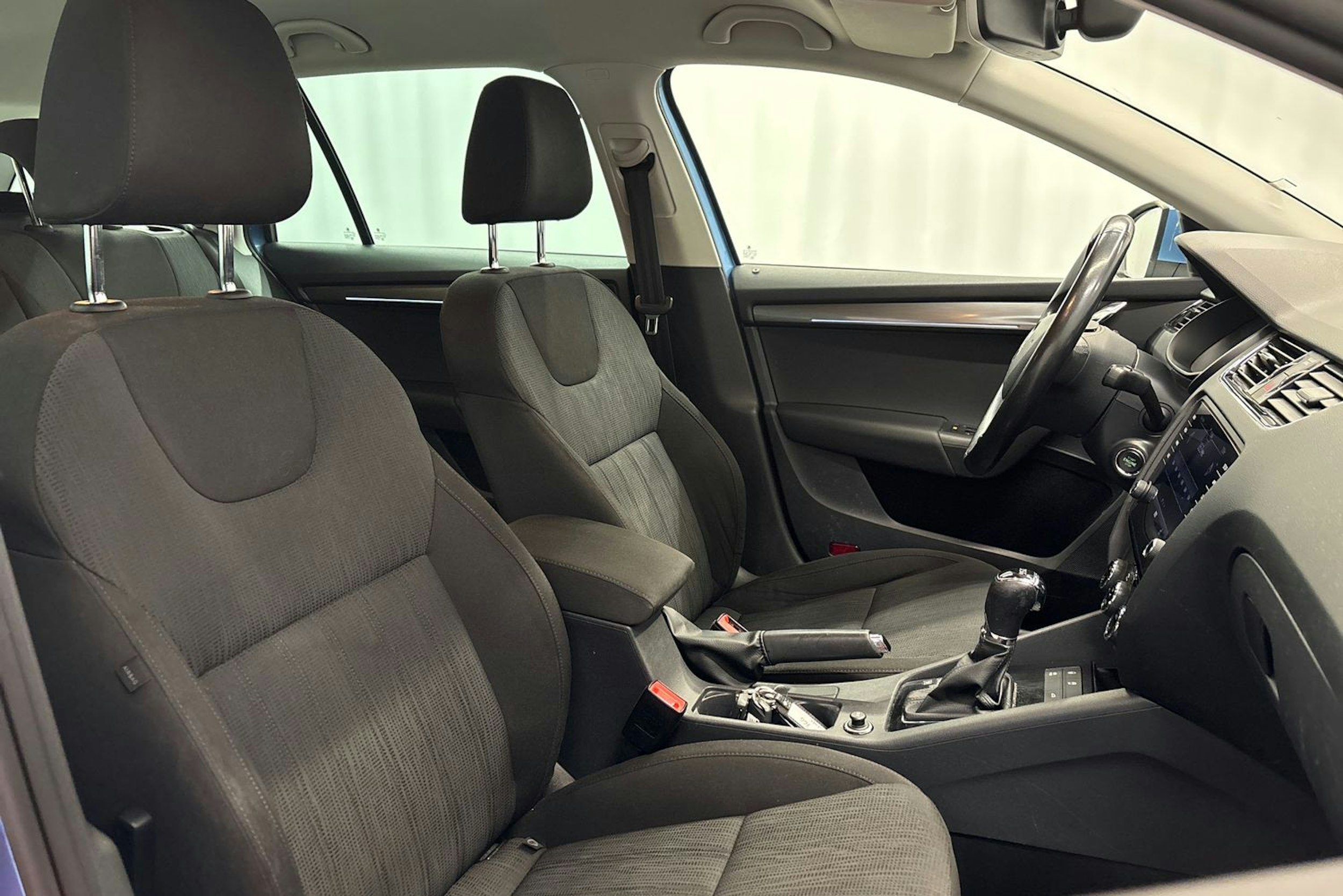 sininen Skoda Octavia 2018 kuva 19.