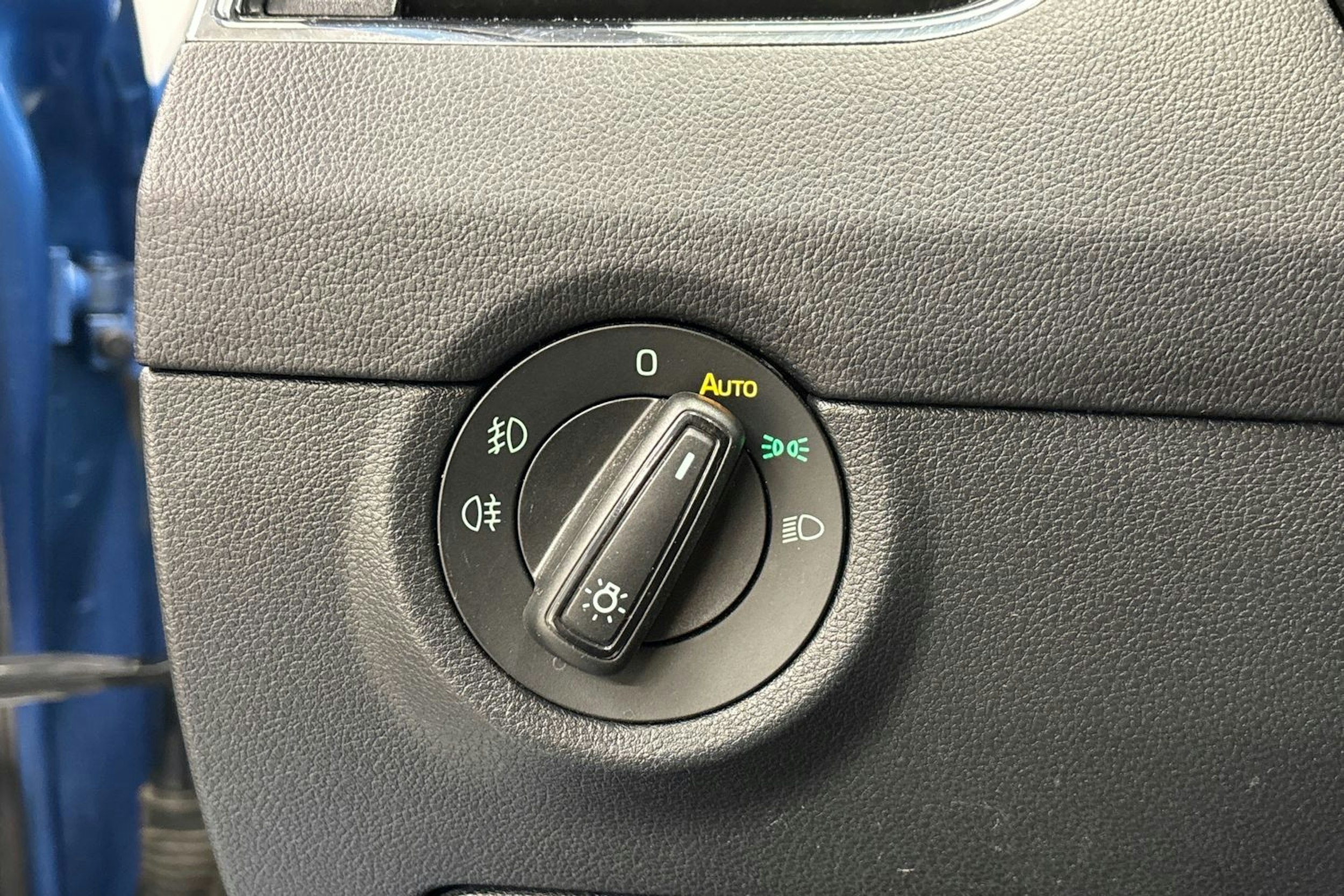 sininen Skoda Octavia 2018 kuva 22.