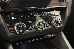 sininen Skoda Octavia 2018 kuva 30.