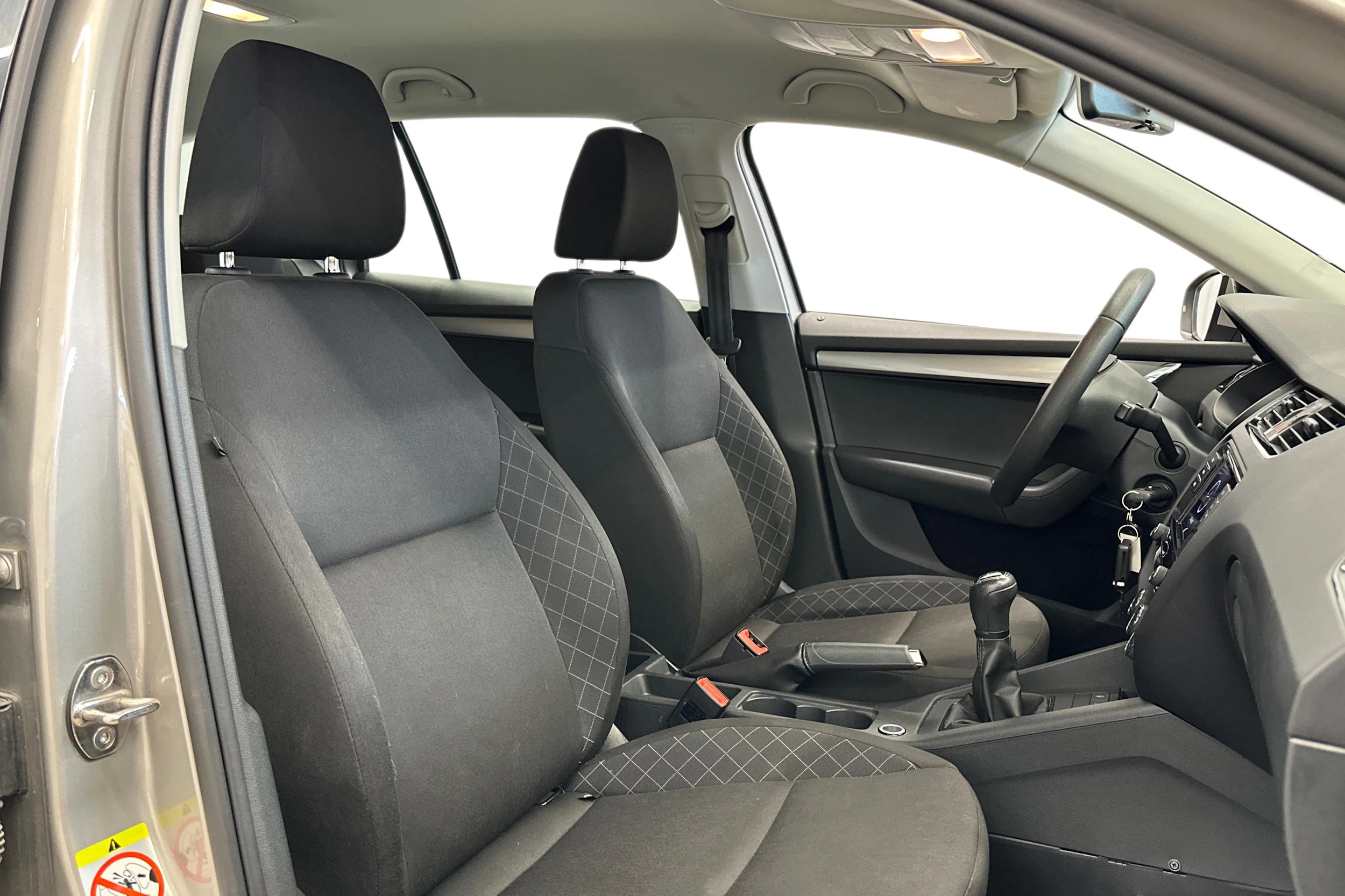 ruskea (beige) Skoda Octavia 2018 kuva 7.