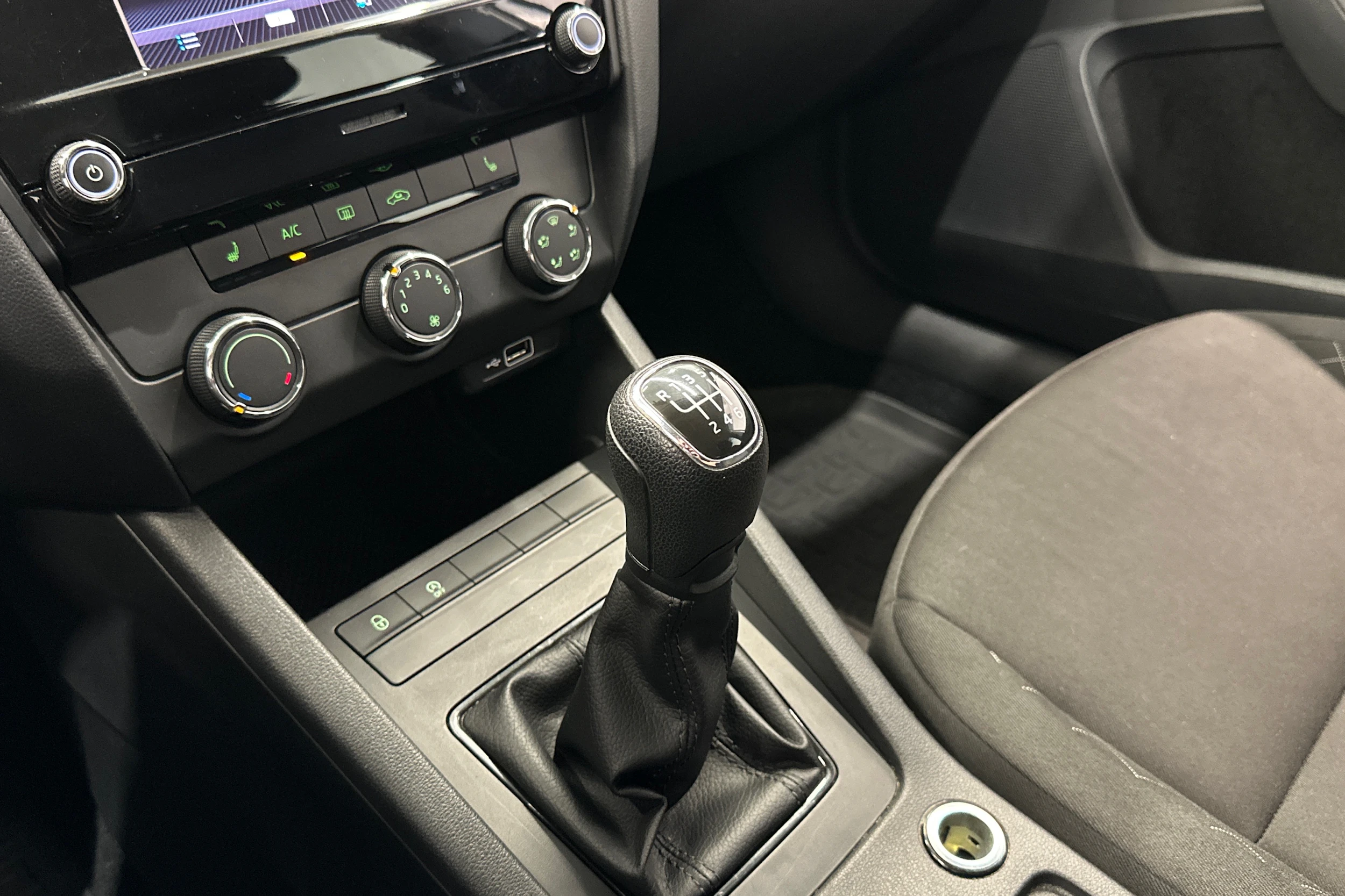 ruskea (beige) Skoda Octavia 2018 kuva 15.