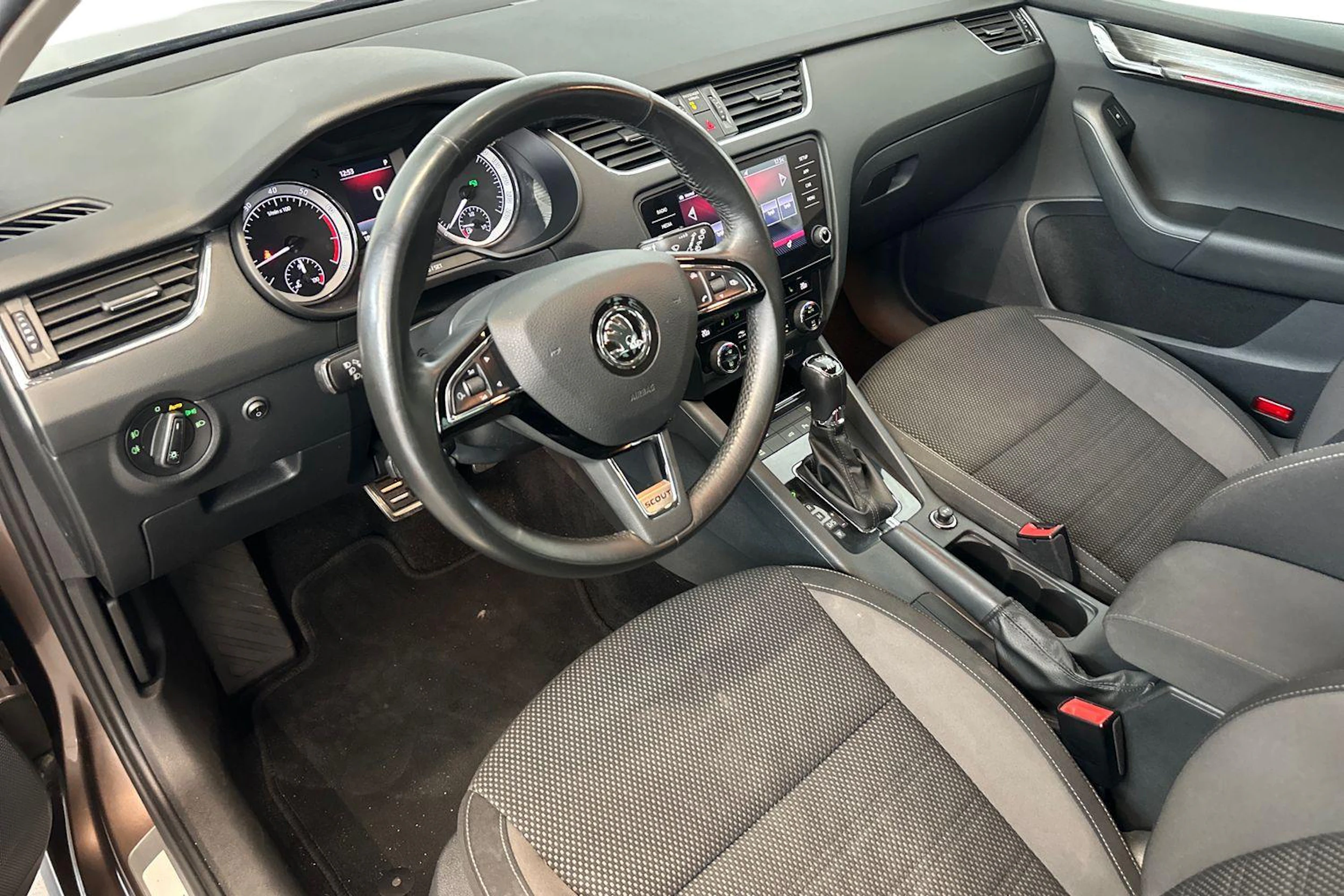ruskea (beige) Skoda Octavia 2018 kuva 8.