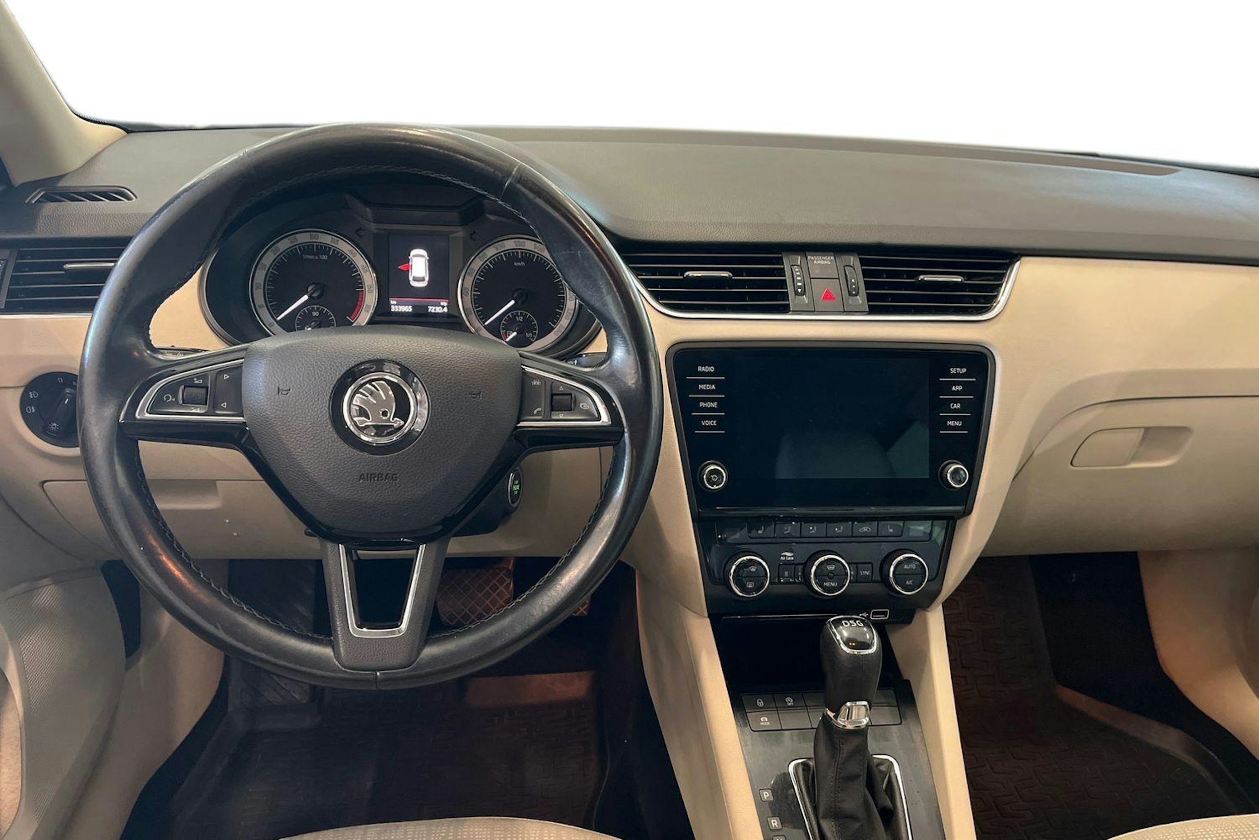 valkoinen Skoda Octavia 2018 kuva 9.