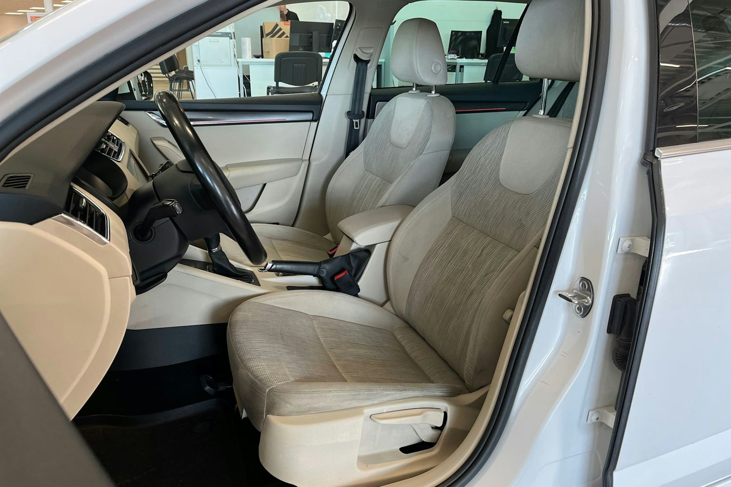 valkoinen Skoda Octavia 2018 kuva 14.