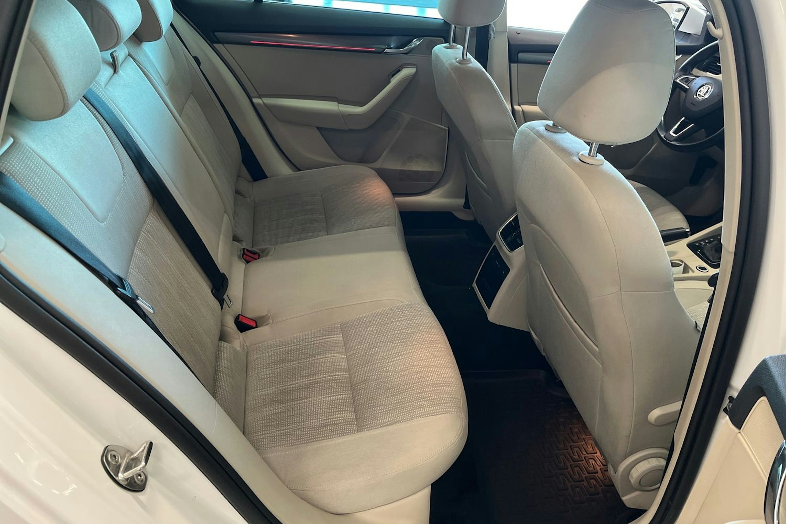 valkoinen Skoda Octavia 2018 kuva 16.