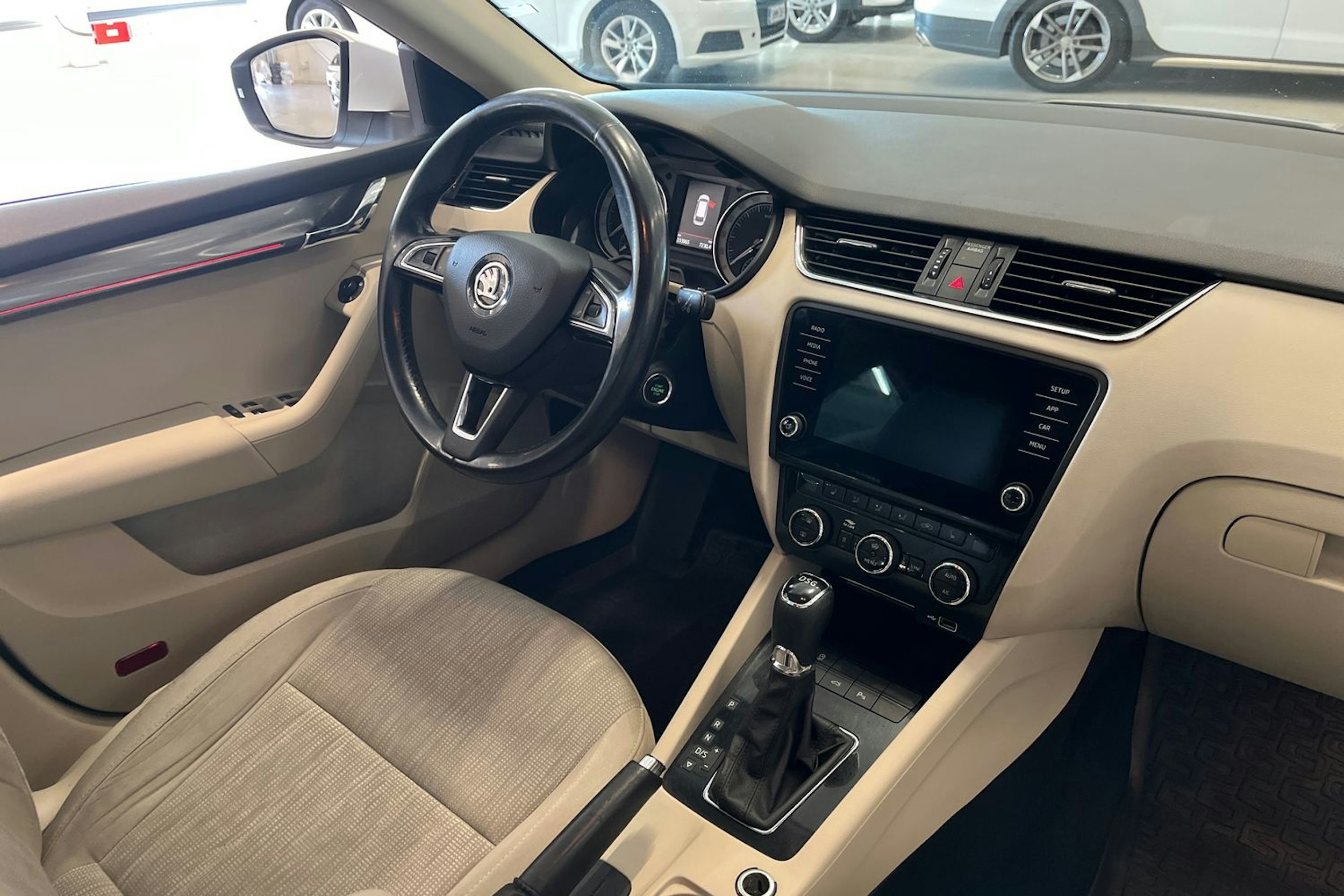 valkoinen Skoda Octavia 2018 kuva 17.