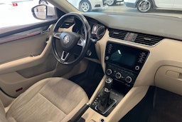 valkoinen Skoda Octavia 2018 kuva 17.
