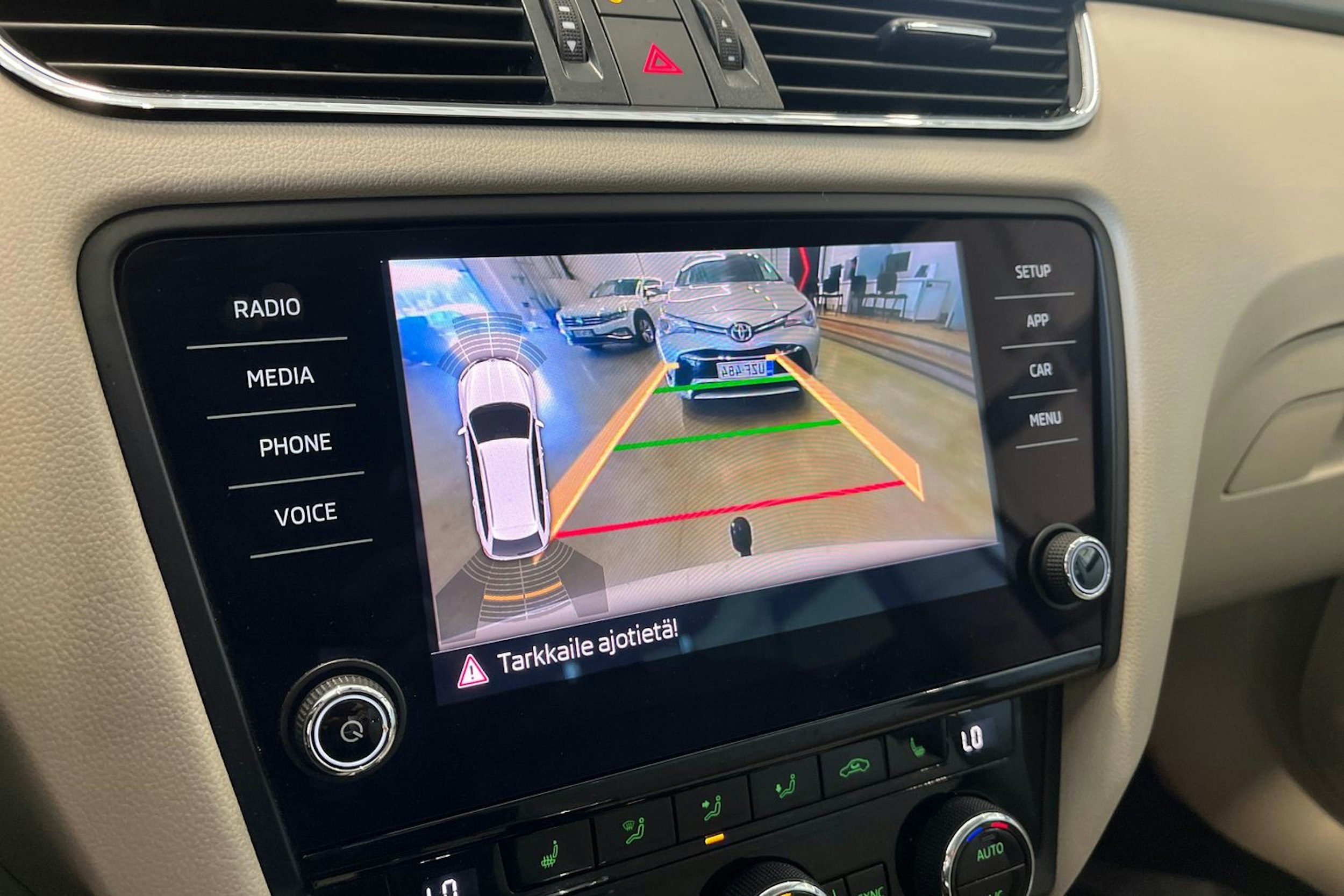 valkoinen Skoda Octavia 2018 kuva 19.