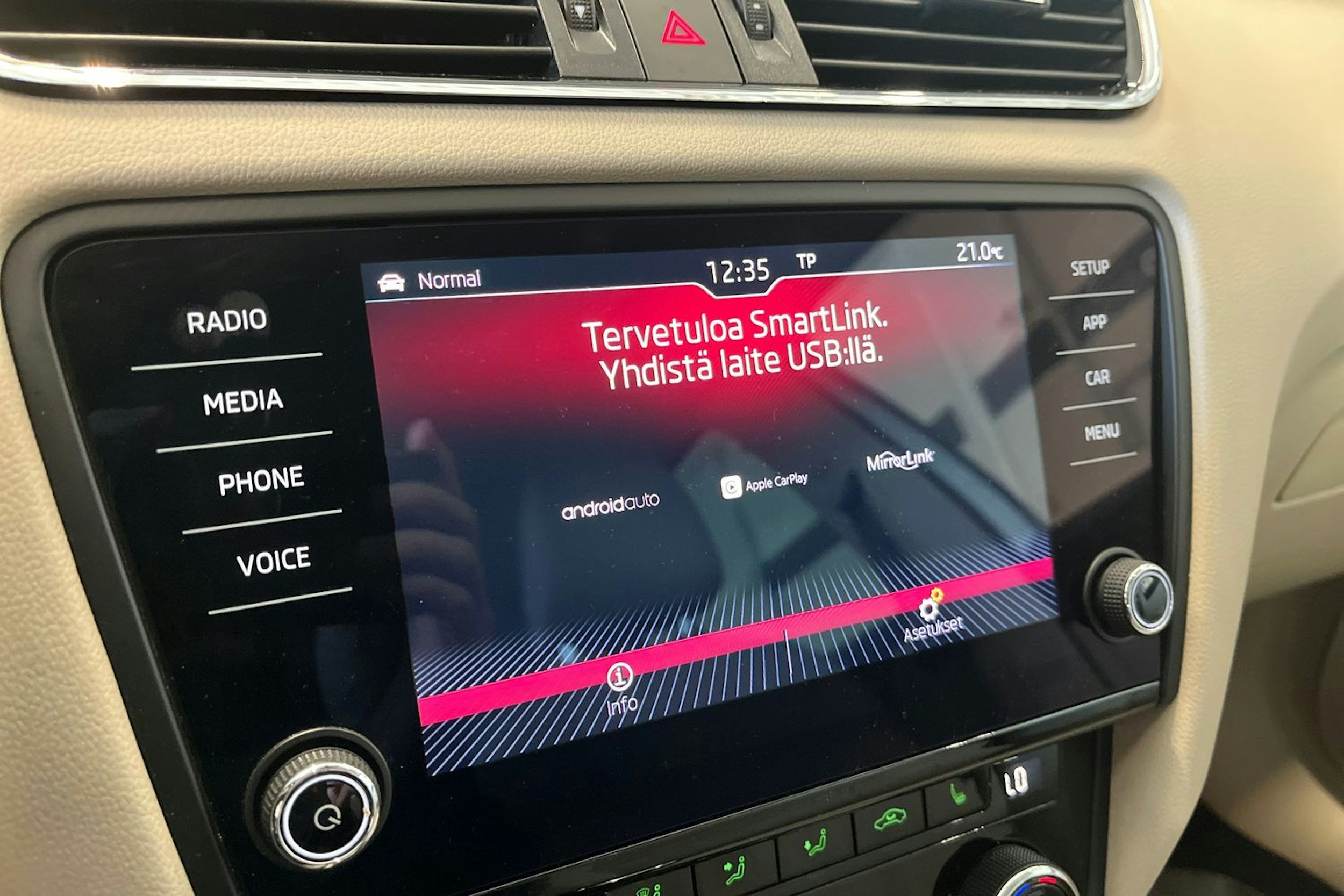 valkoinen Skoda Octavia 2018 kuva 20.
