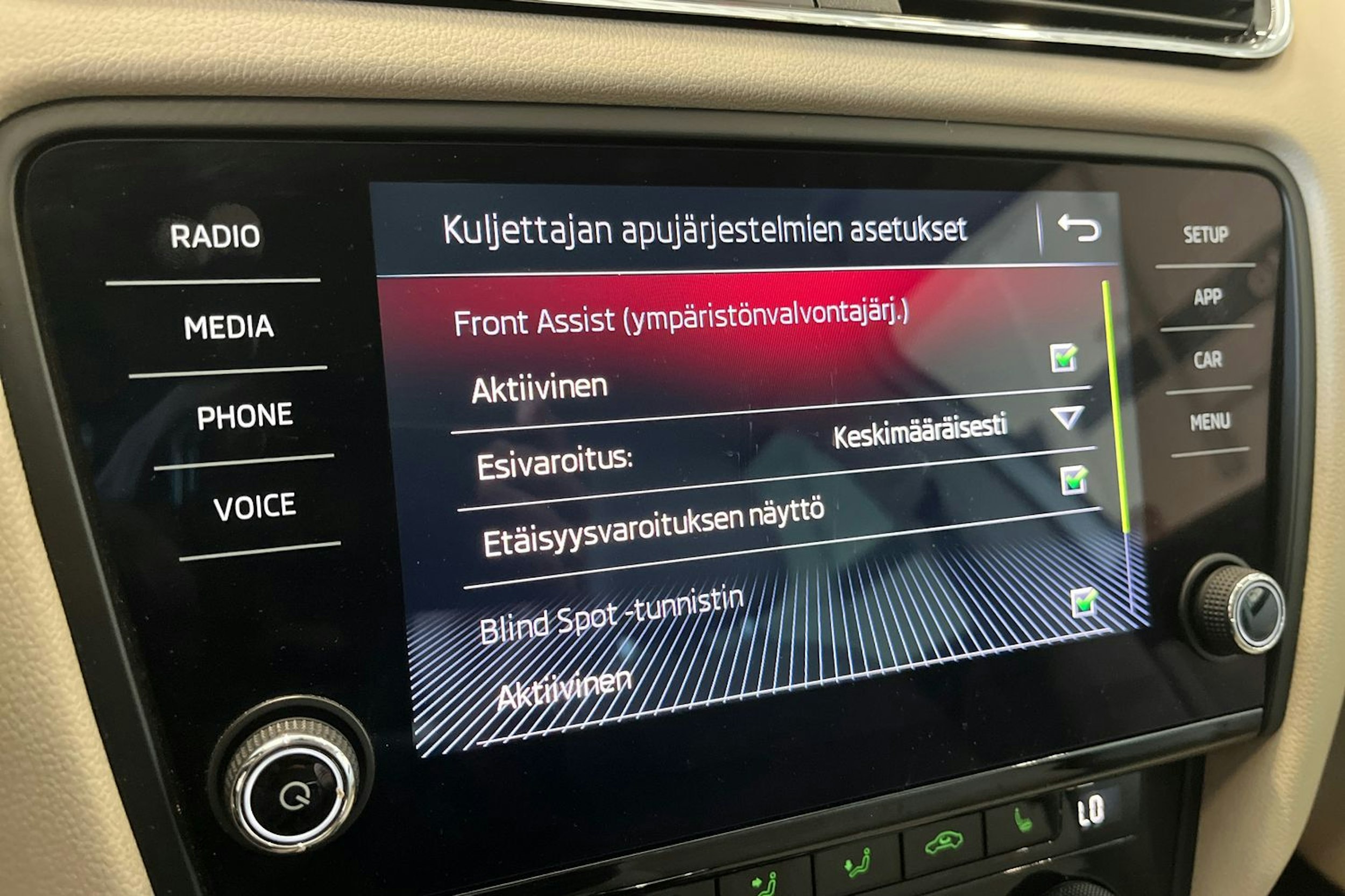 valkoinen Skoda Octavia 2018 kuva 21.