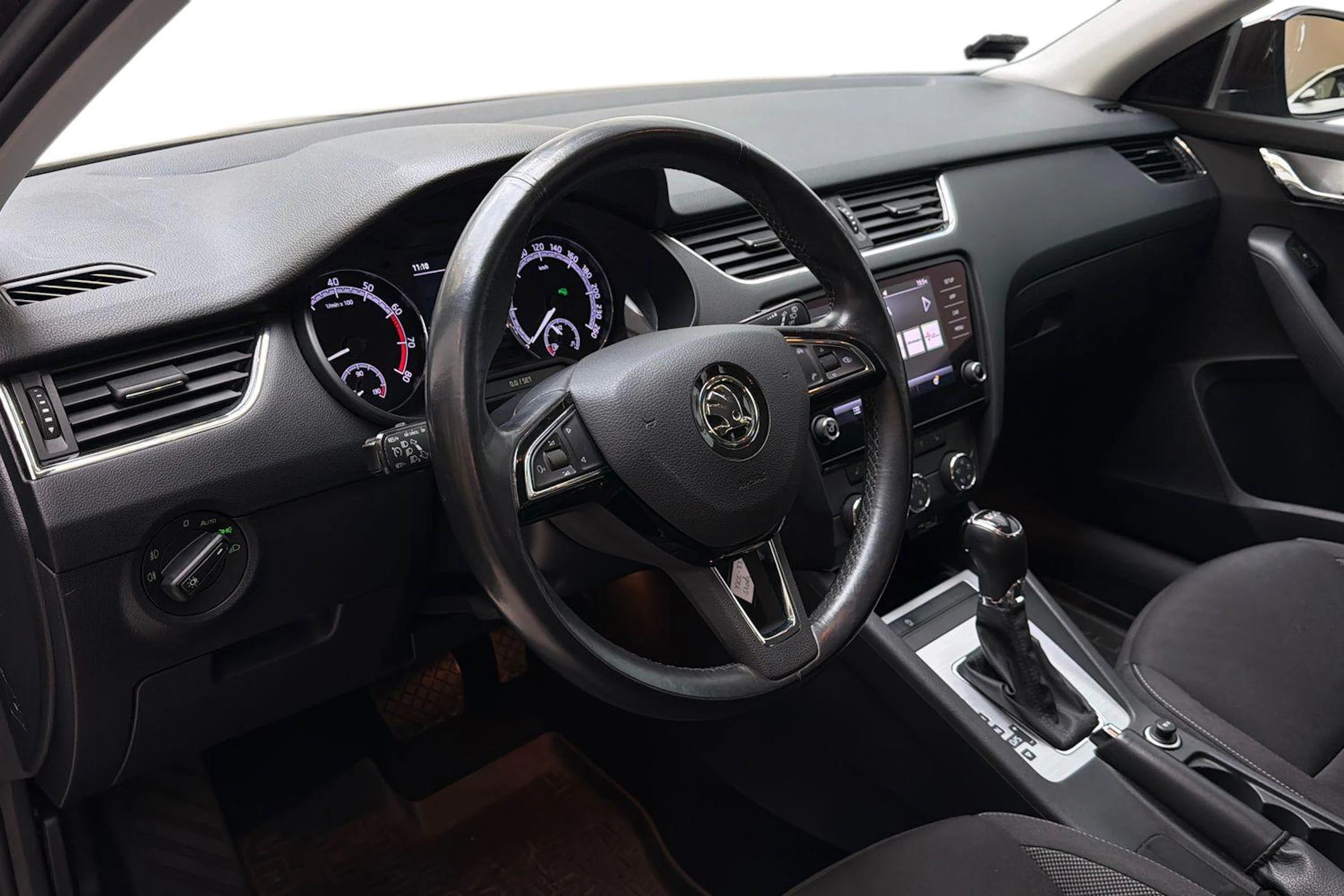 ruskea (beige) Skoda Octavia 2018 kuva 6.