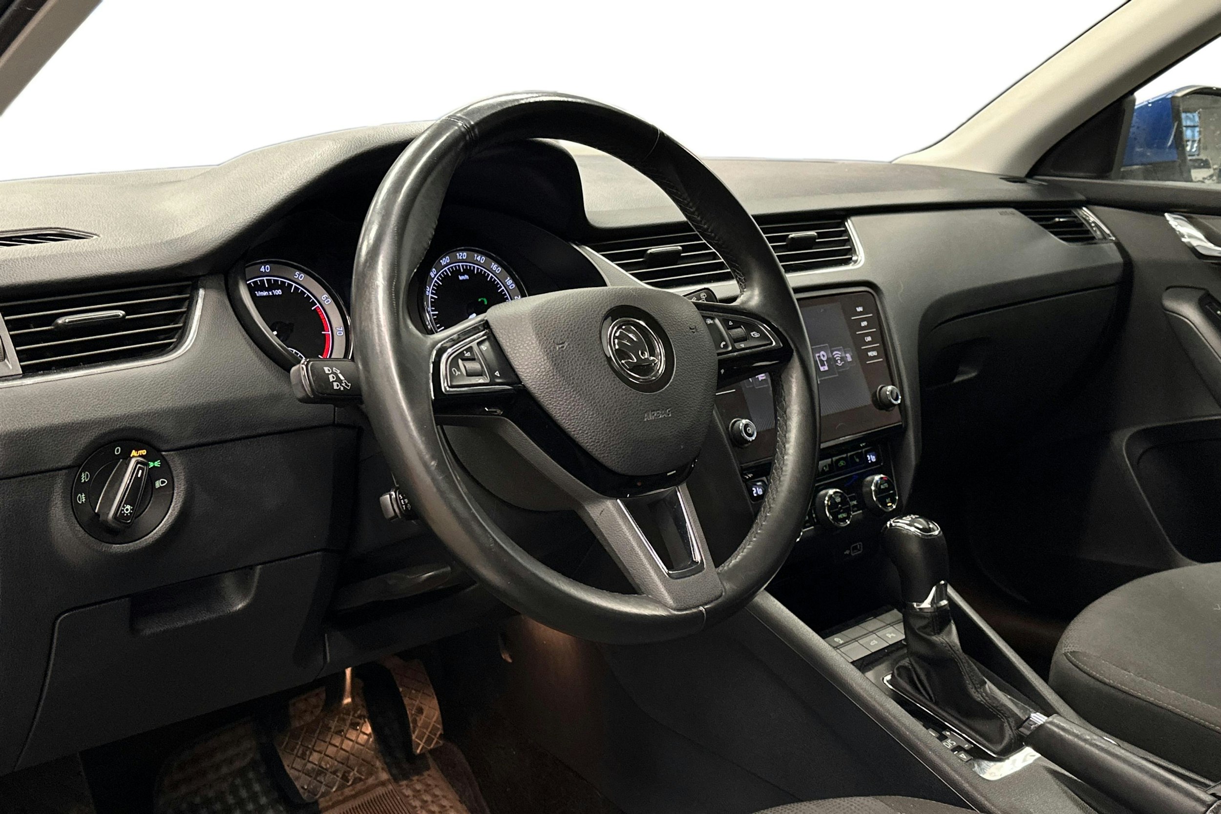 sininen Skoda Octavia 2018 kuva 3.