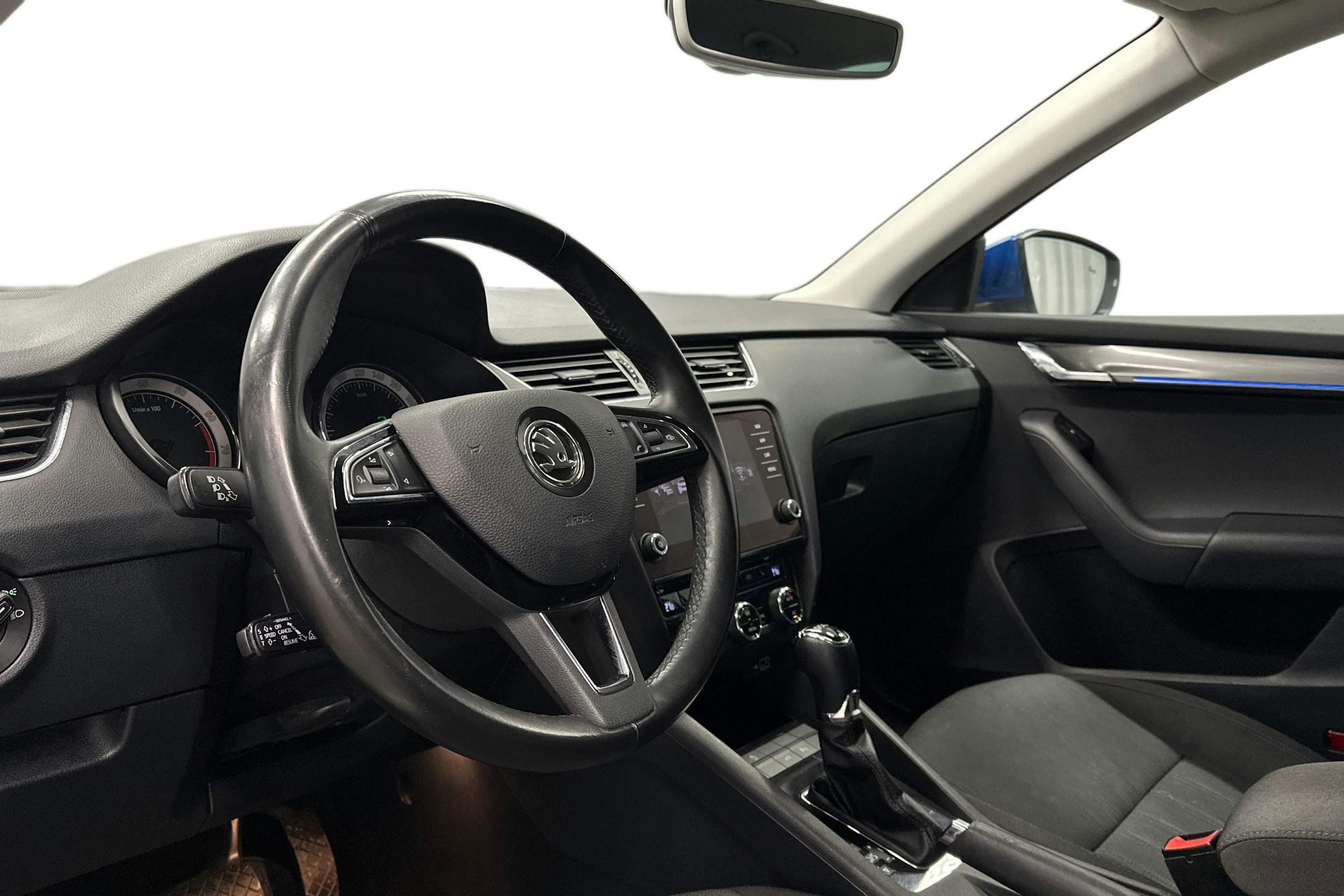 sininen Skoda Octavia 2018 kuva 7.