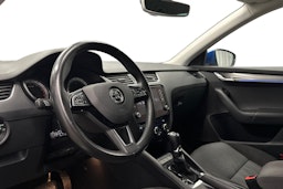 sininen Skoda Octavia 2018 kuva 7.