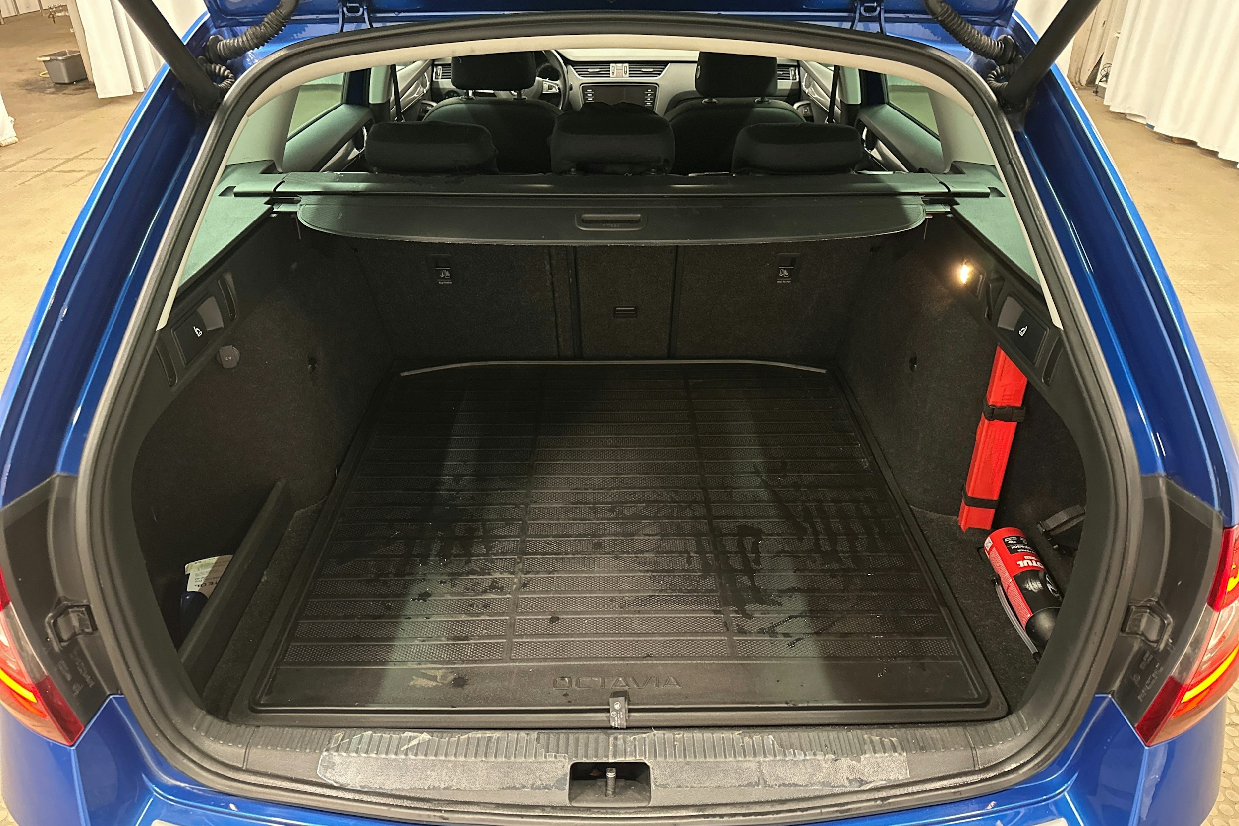 sininen Skoda Octavia 2018 kuva 14.