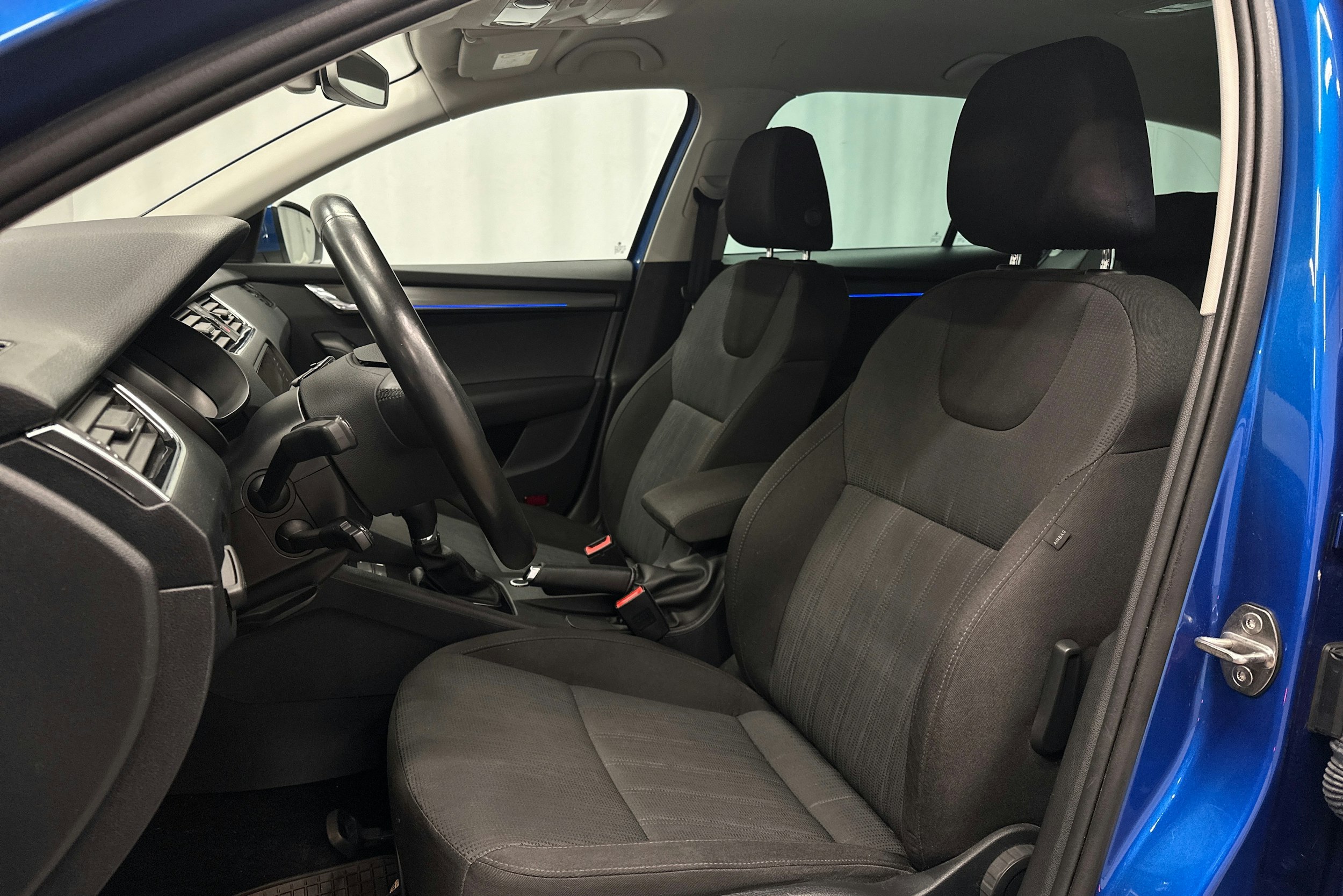sininen Skoda Octavia 2018 kuva 17.