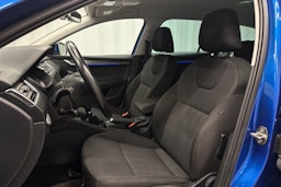 sininen Skoda Octavia 2018 kuva 17.