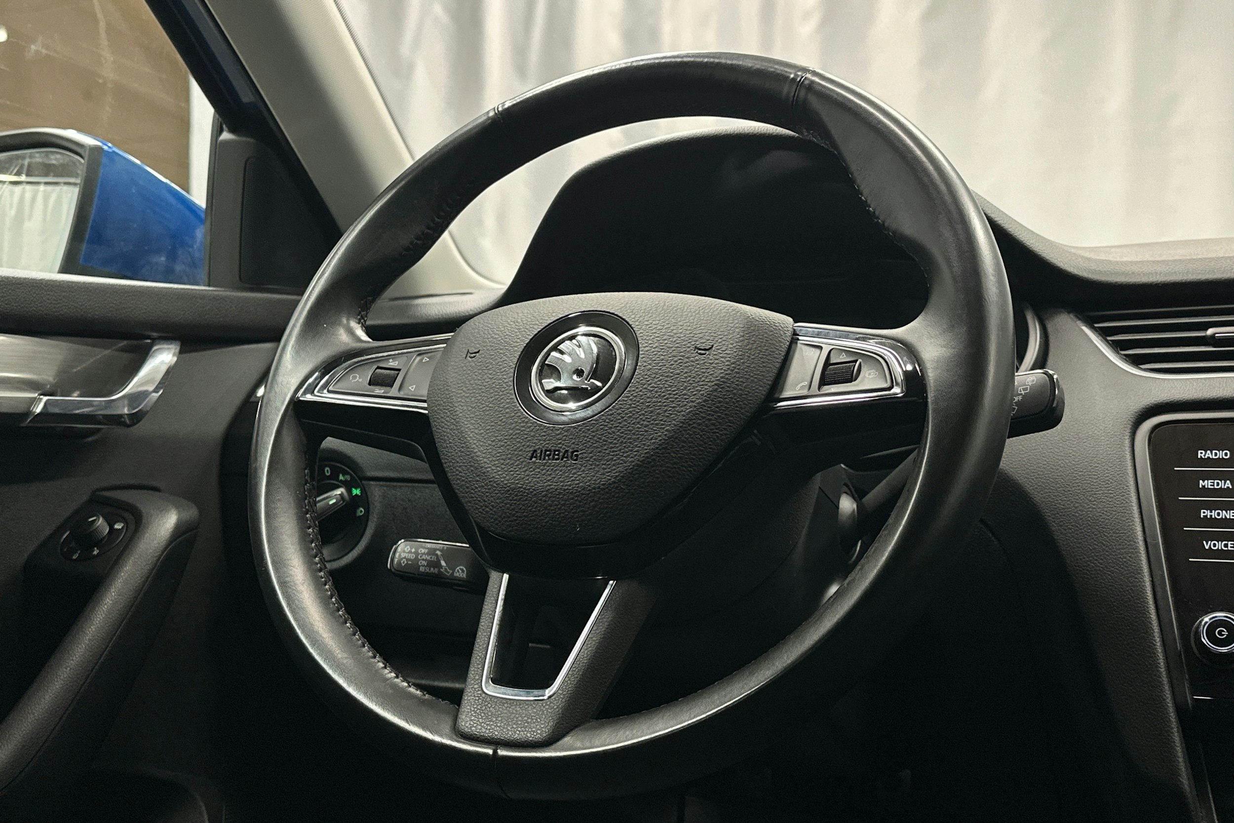 sininen Skoda Octavia 2018 kuva 18.