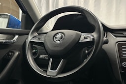 sininen Skoda Octavia 2018 kuva 18.