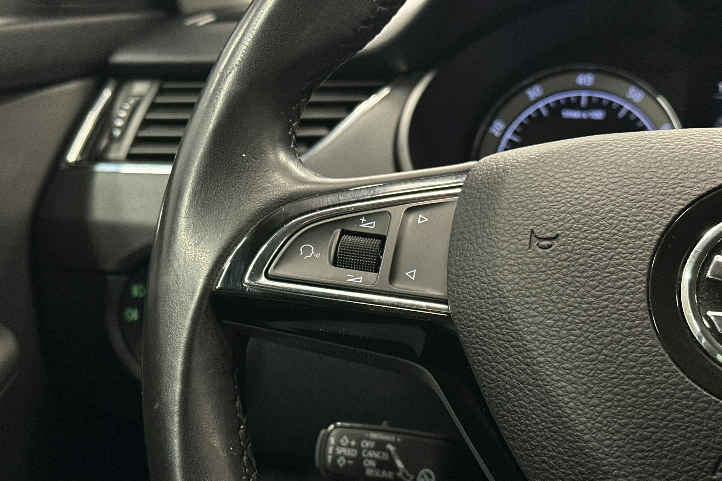 sininen Skoda Octavia 2018 kuva 19.