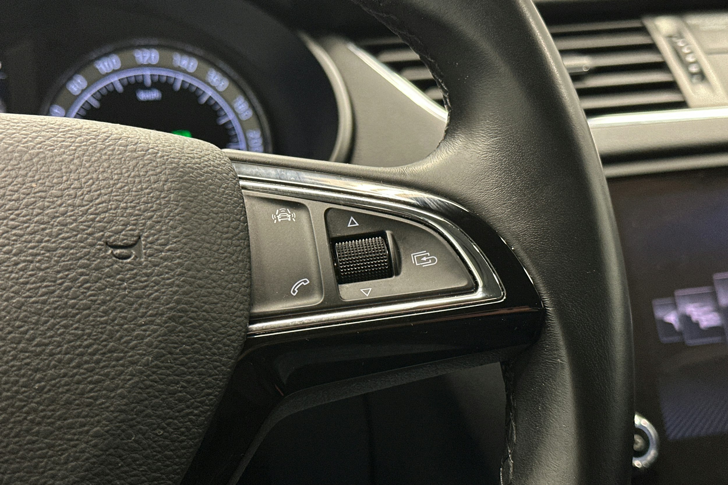 sininen Skoda Octavia 2018 kuva 20.