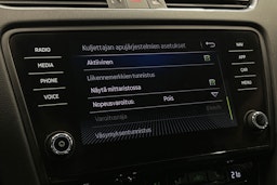 sininen Skoda Octavia 2018 kuva 27.