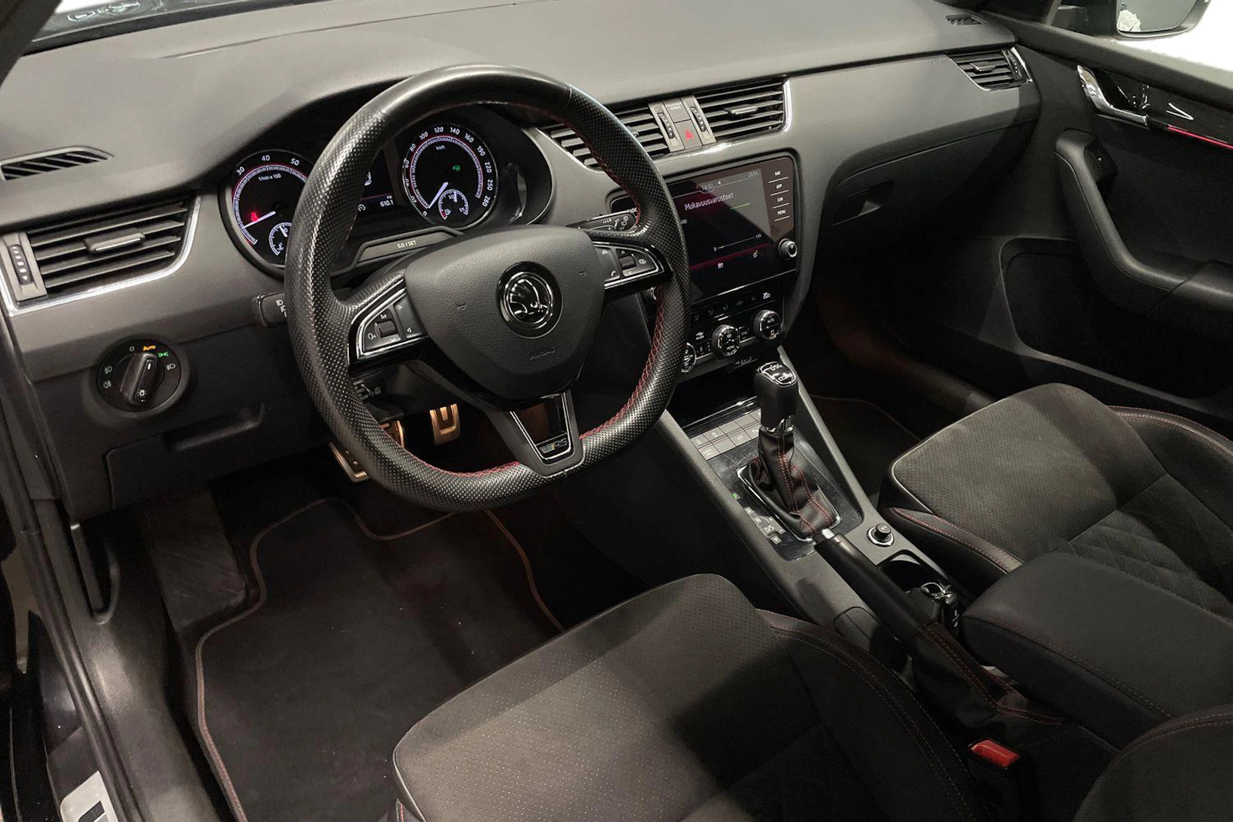 musta Skoda Octavia 2018 kuva 6.