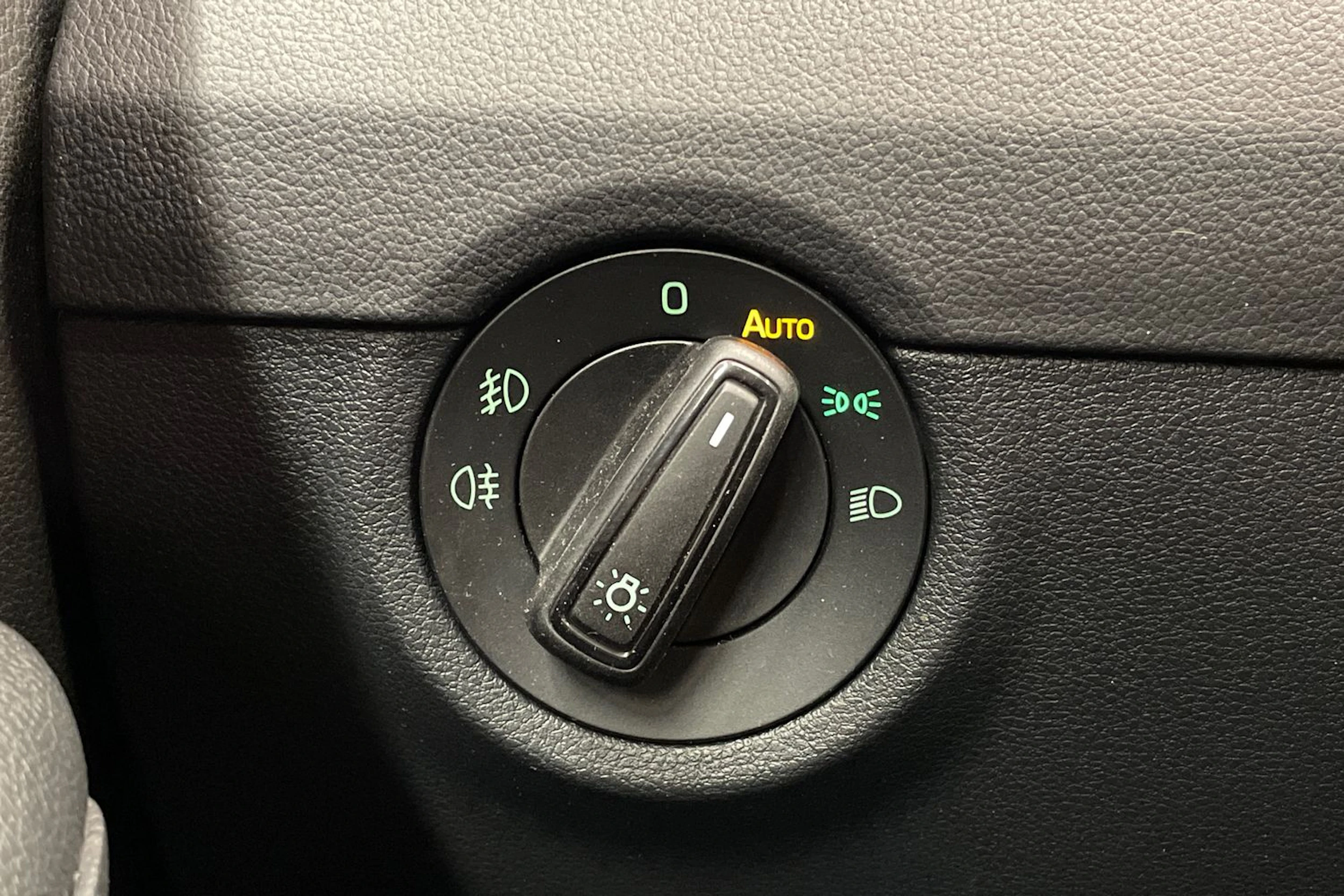 musta Skoda Octavia 2018 kuva 18.