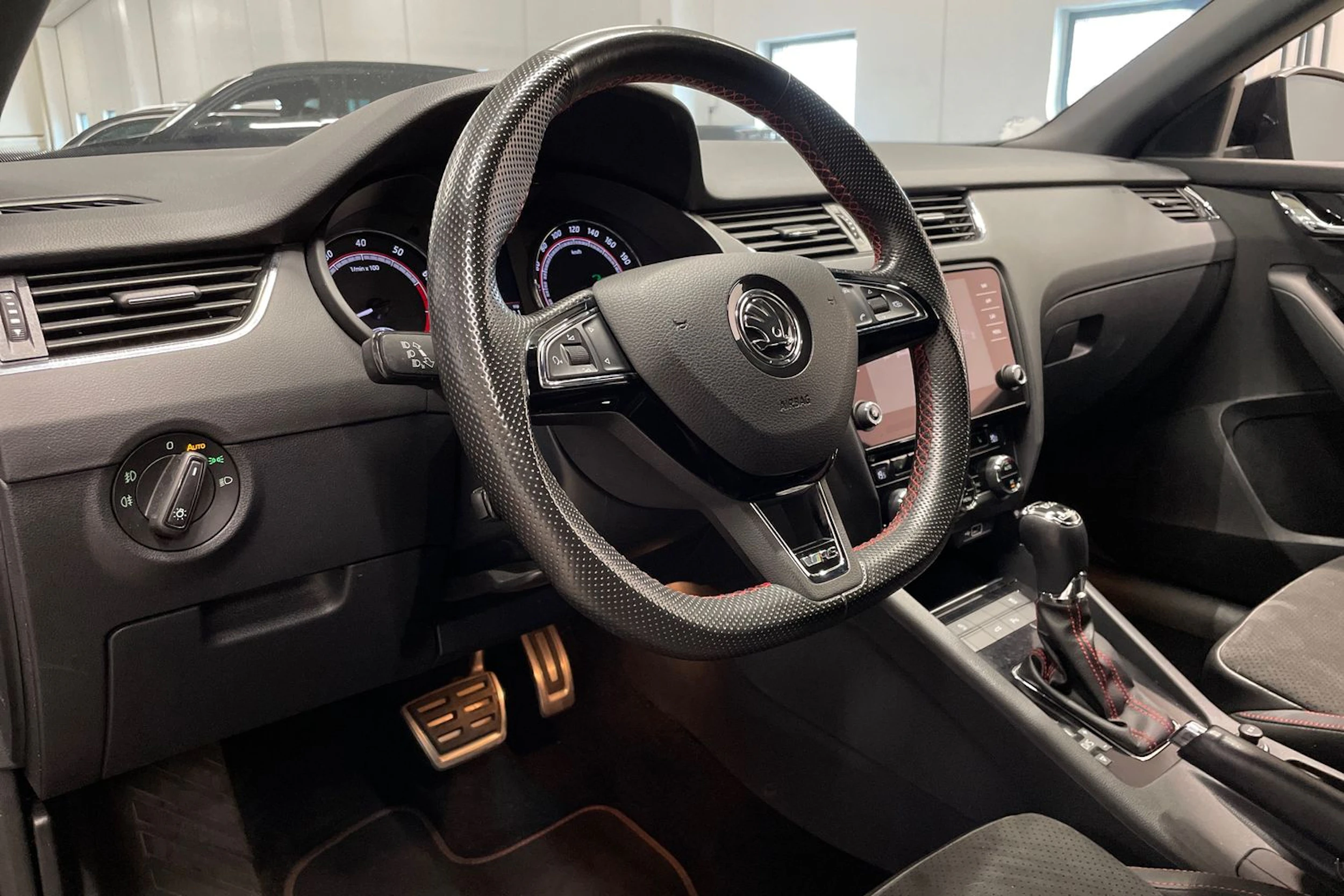 musta Skoda Octavia 2018 kuva 22.