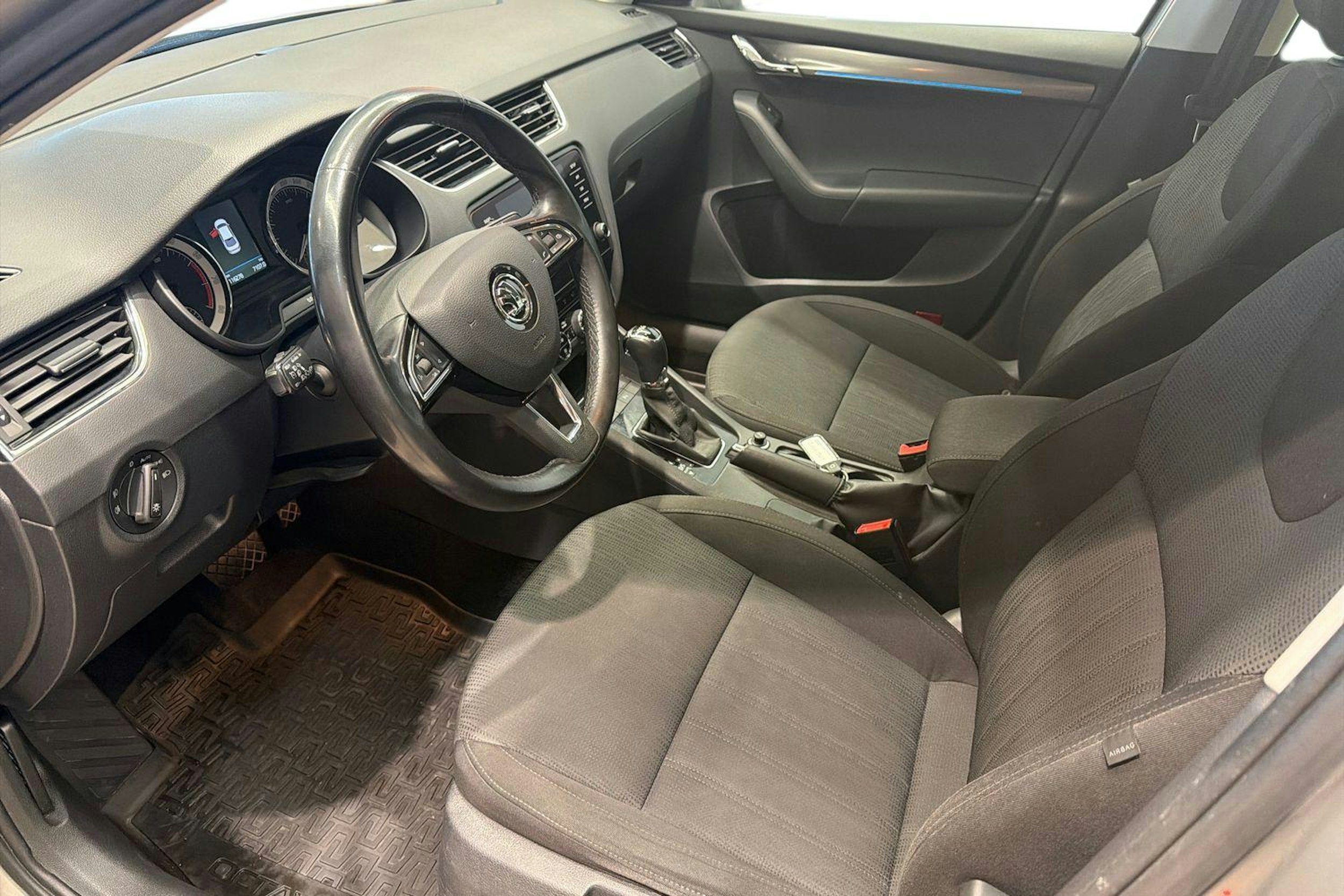 Ruskea (beige) Skoda OCTAVIA 2018 kuva 7.