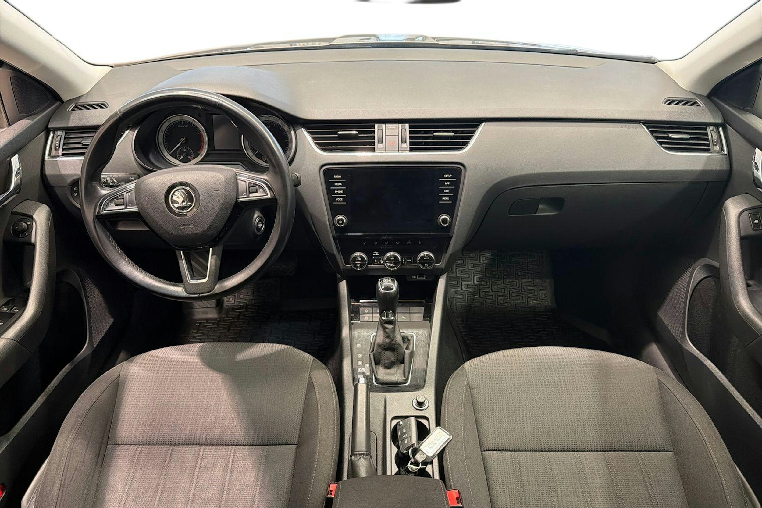 Ruskea (beige) Skoda OCTAVIA 2018 kuva 9.