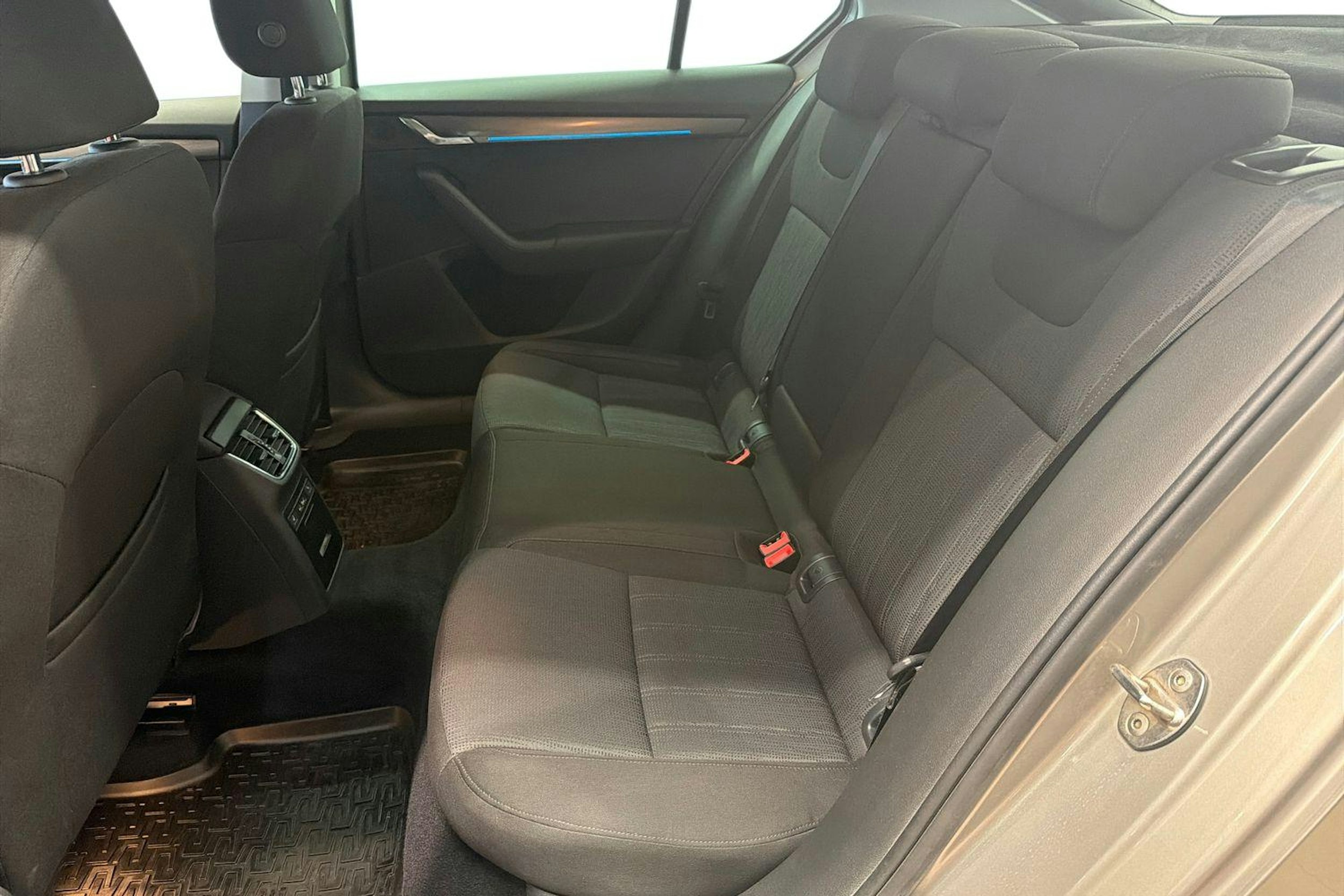 Ruskea (beige) Skoda OCTAVIA 2018 kuva 10.
