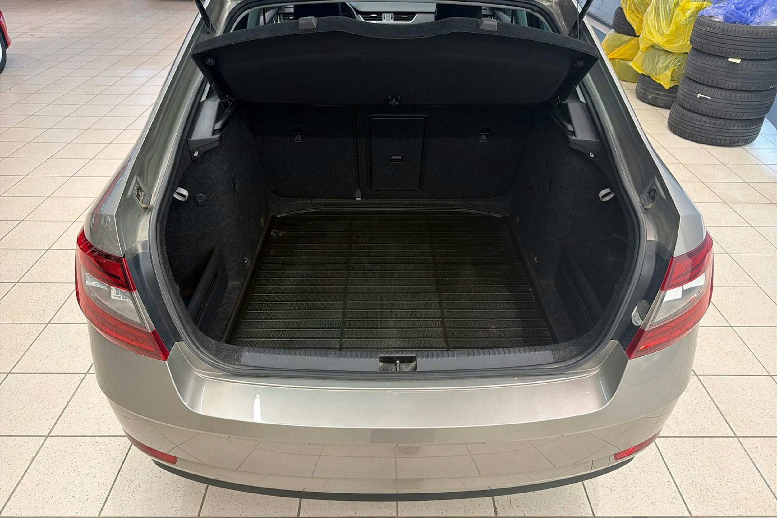 Ruskea (beige) Skoda OCTAVIA 2018 kuva 17.