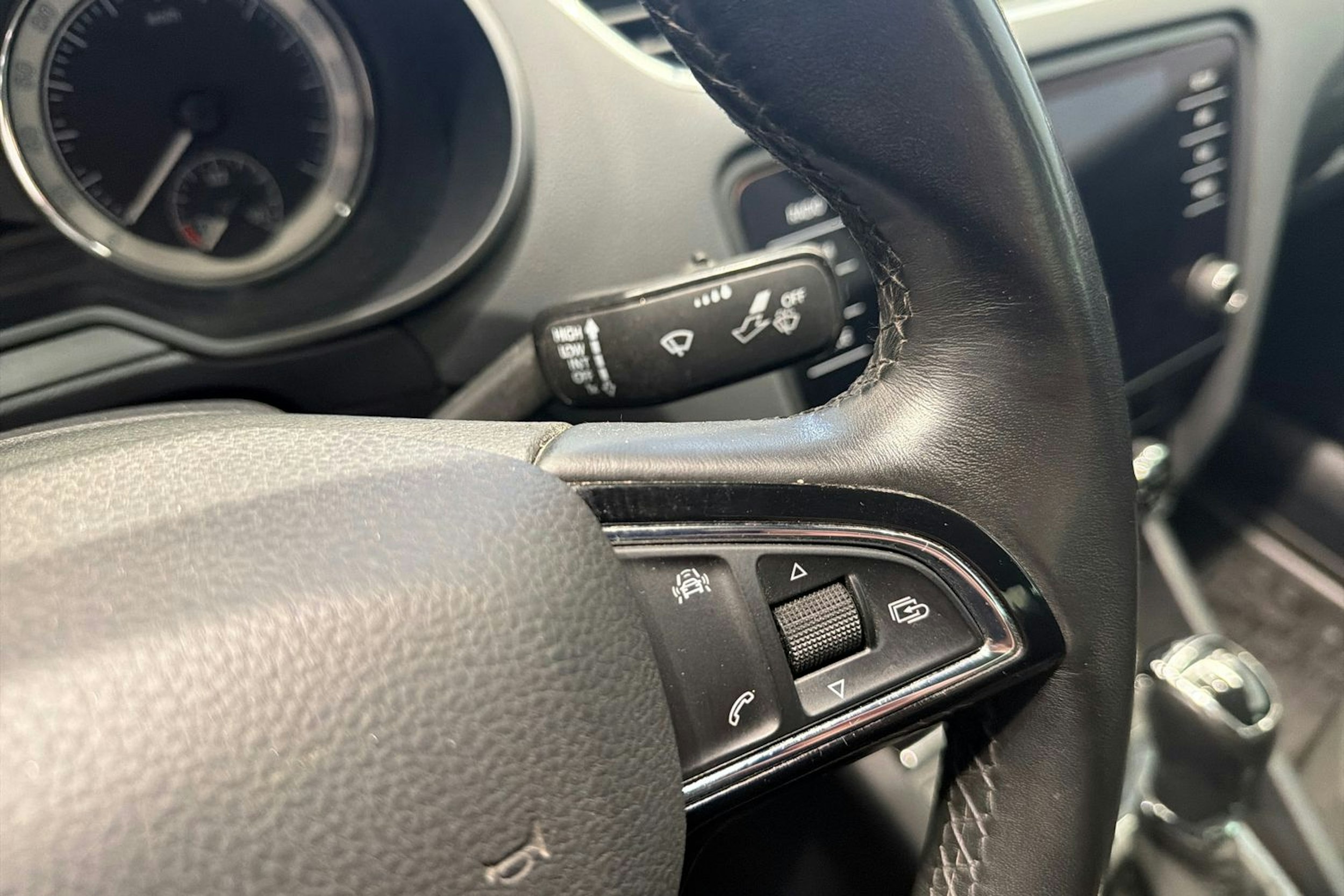 Ruskea (beige) Skoda OCTAVIA 2018 kuva 22.