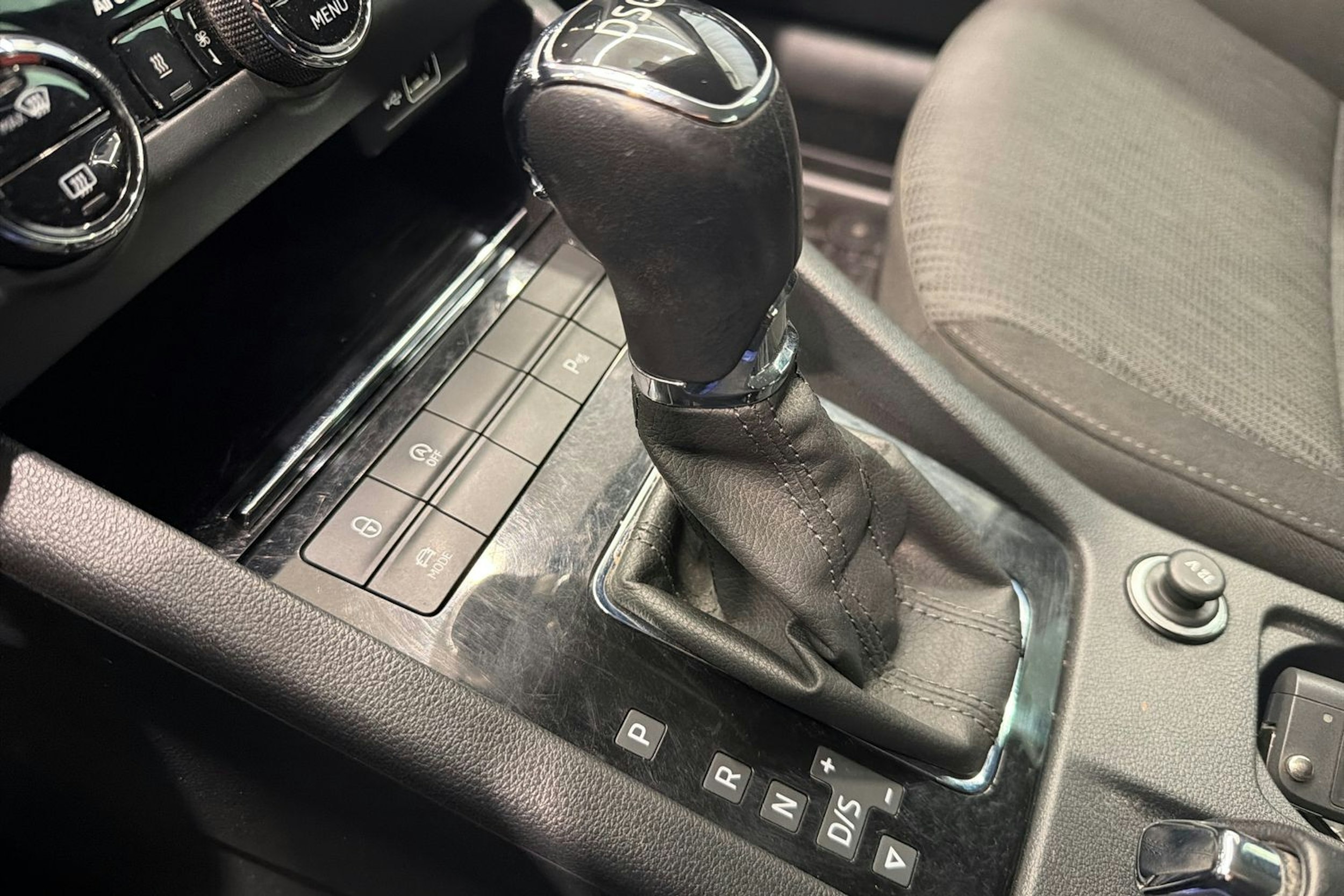 Ruskea (beige) Skoda OCTAVIA 2018 kuva 23.