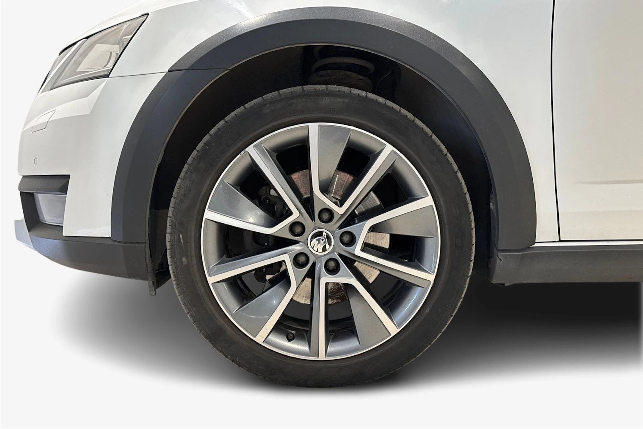 valkoinen Skoda Octavia 2018 kuva 9.