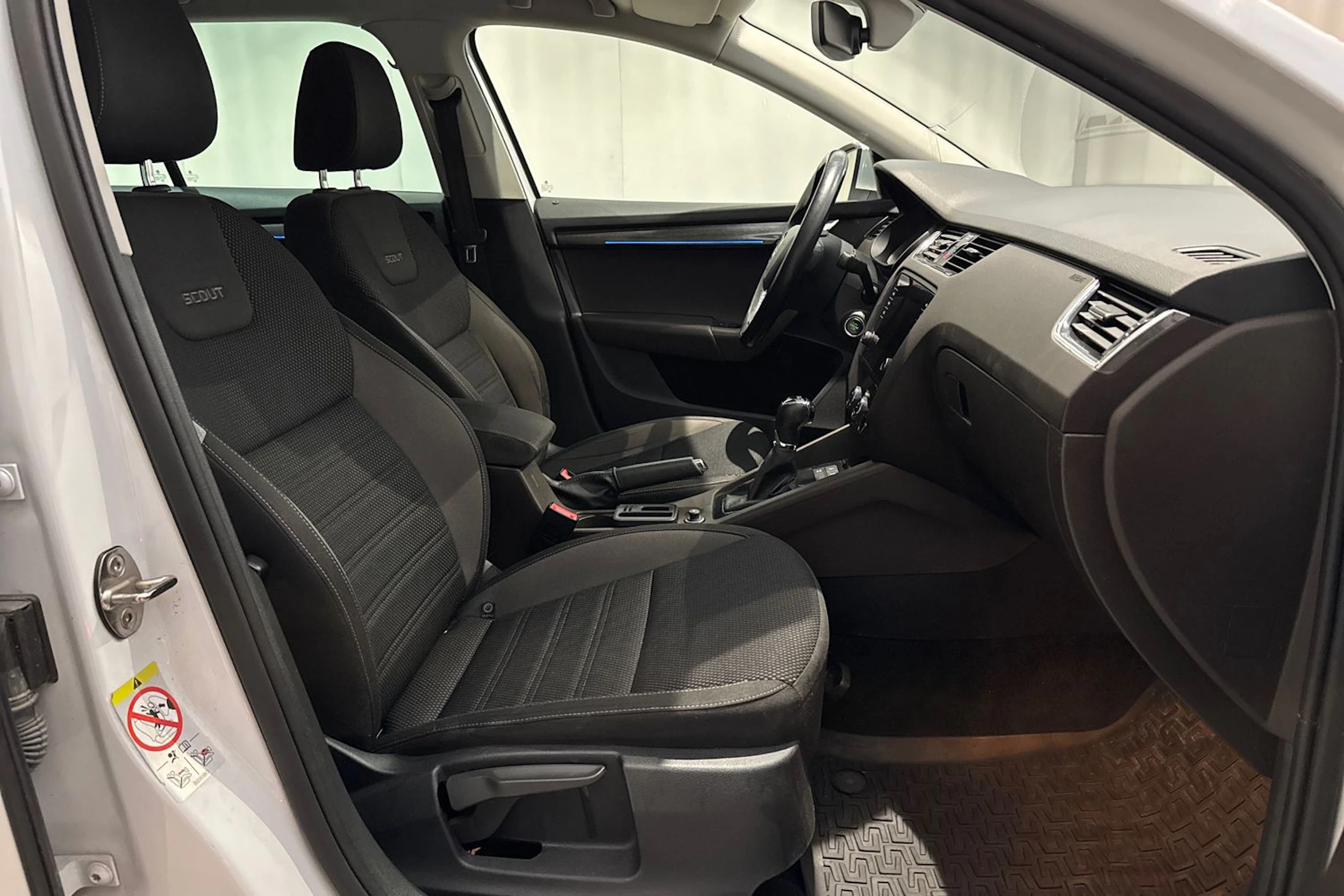 valkoinen Skoda Octavia 2018 kuva 13.